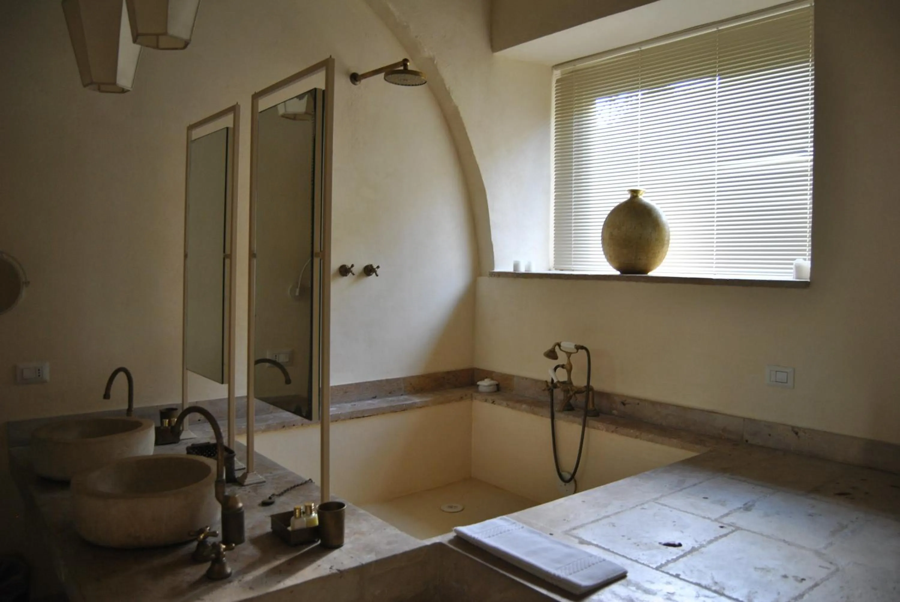 Shower in Castello Camemi