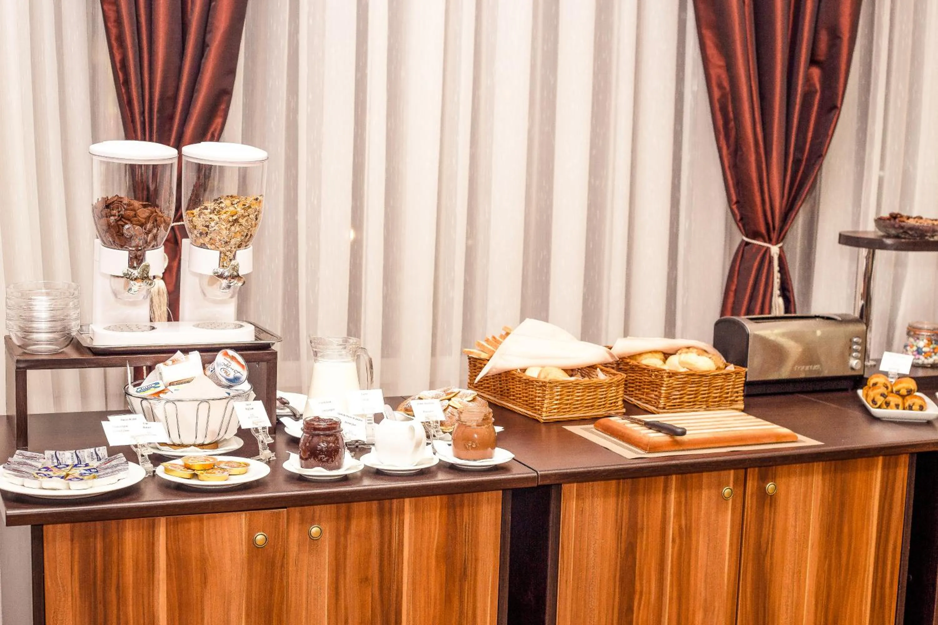 Food and drinks in Hotel Athos R.M.T.