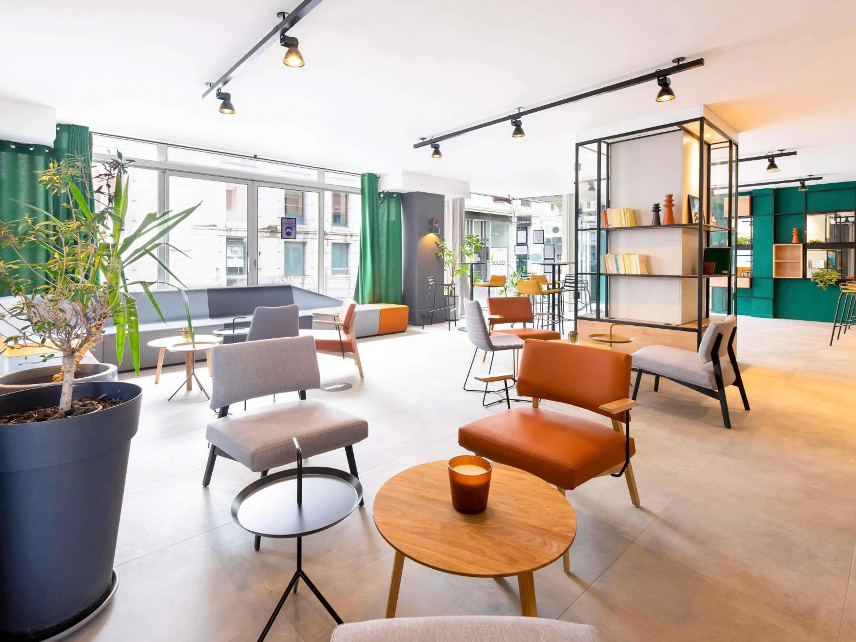 Lounge or bar in Ibis Pau Centre Lounge or bar in Ibis Pau Centre