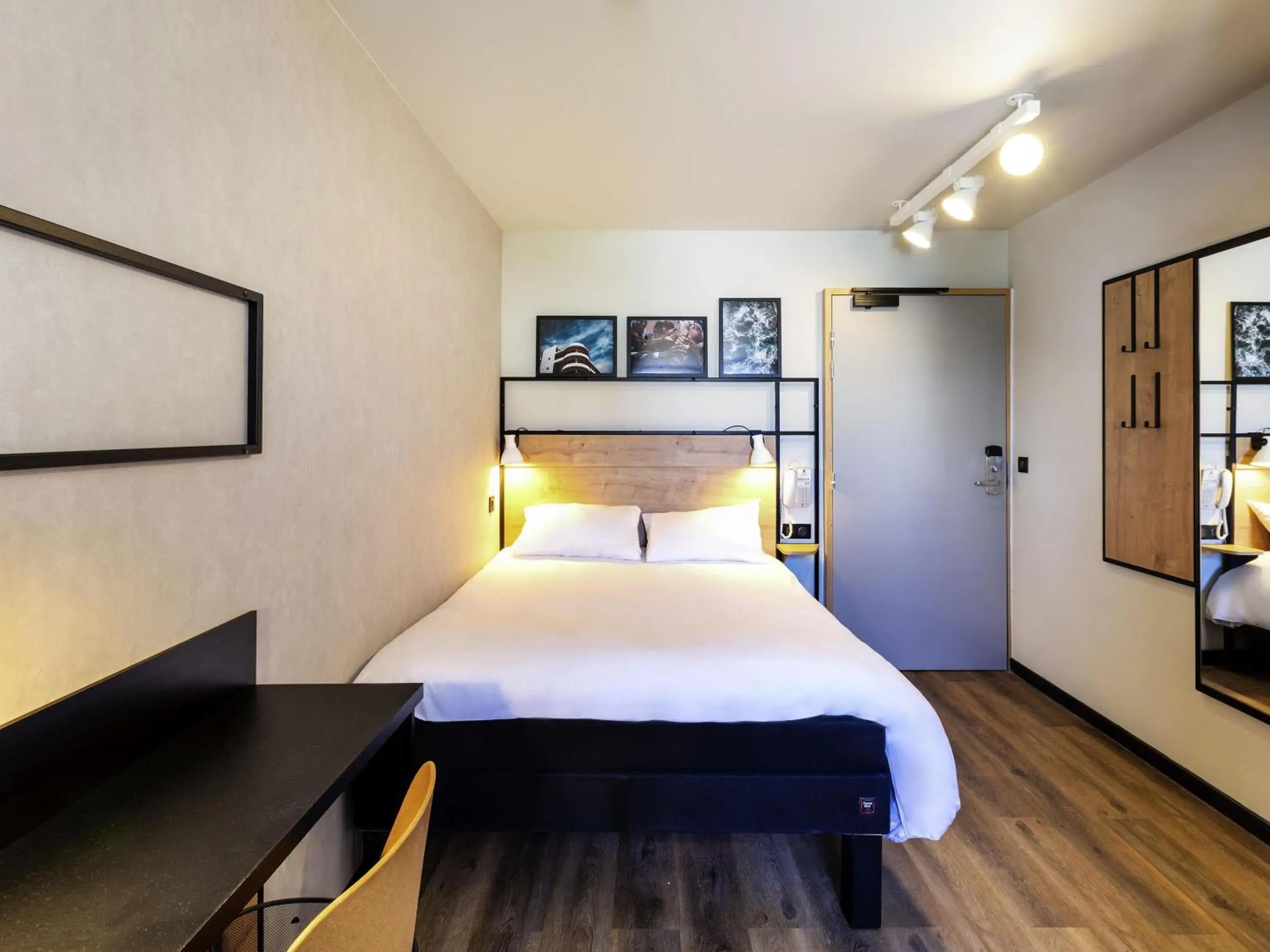 Bedroom, Bed in Ibis Pau Centre Bedroom, Bed in Ibis Pau Centre