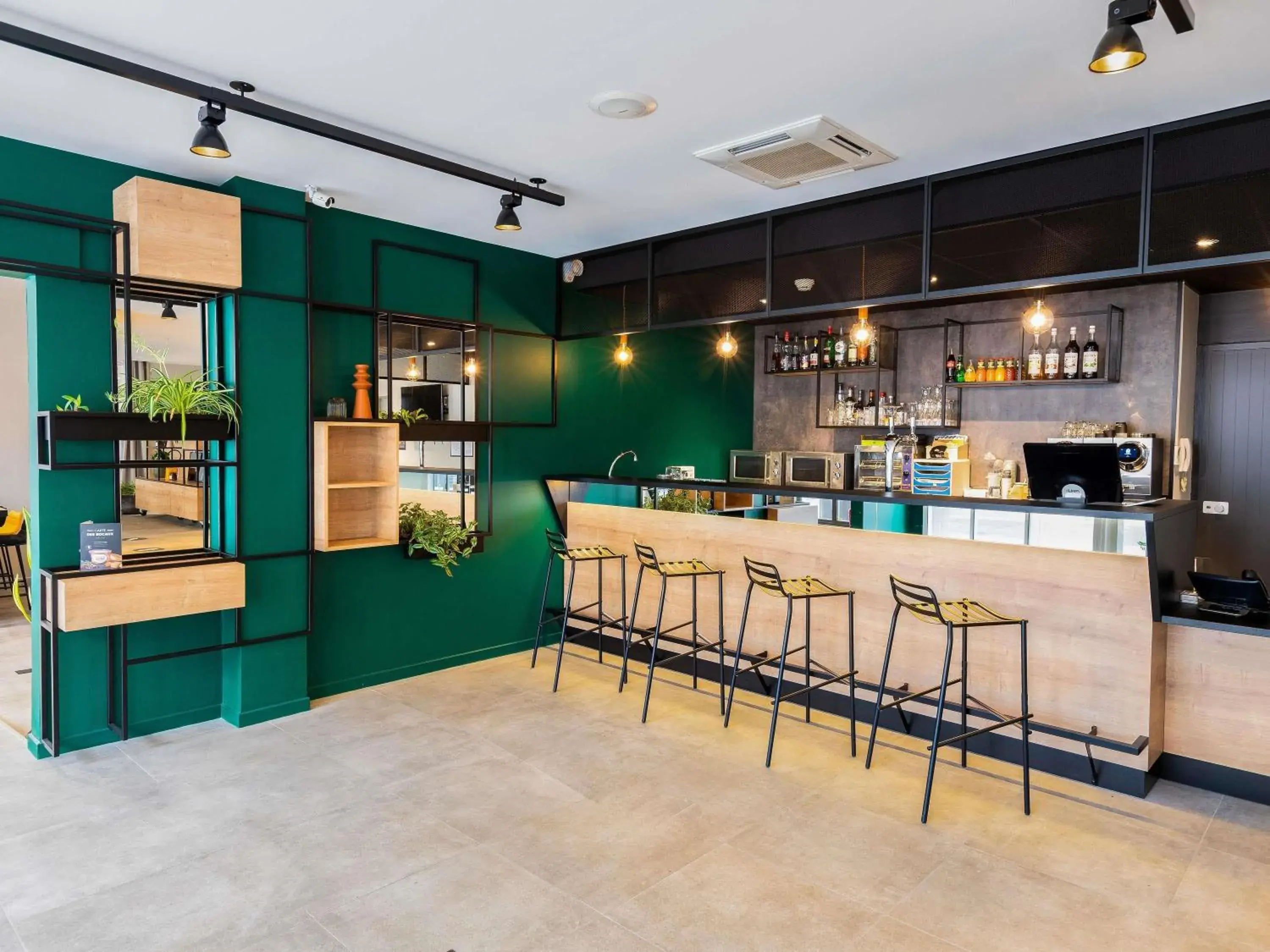 Lounge or bar in Ibis Pau Centre Lounge or bar in Ibis Pau Centre