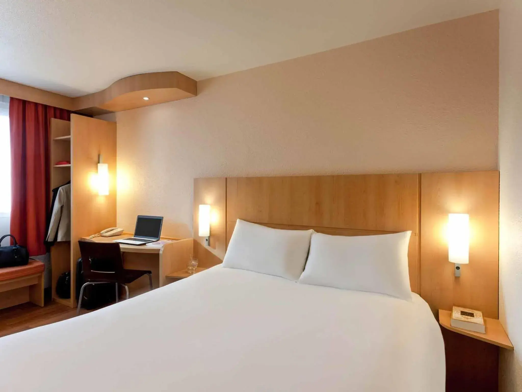 Bedroom, Bed in Ibis Pau Centre Bedroom, Bed in Ibis Pau Centre