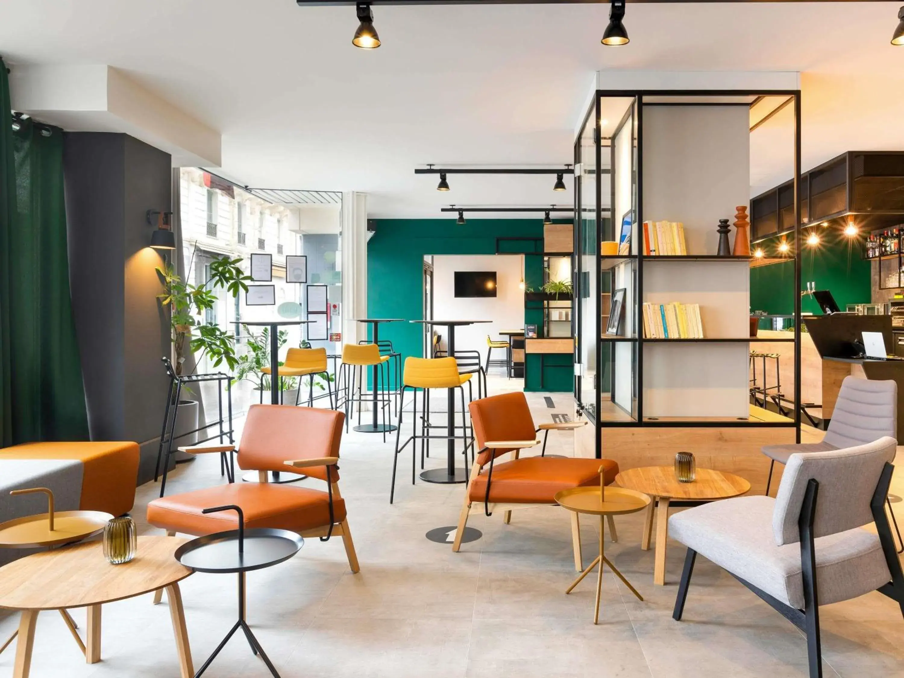 Lounge or bar in Ibis Pau Centre Lounge or bar in Ibis Pau Centre