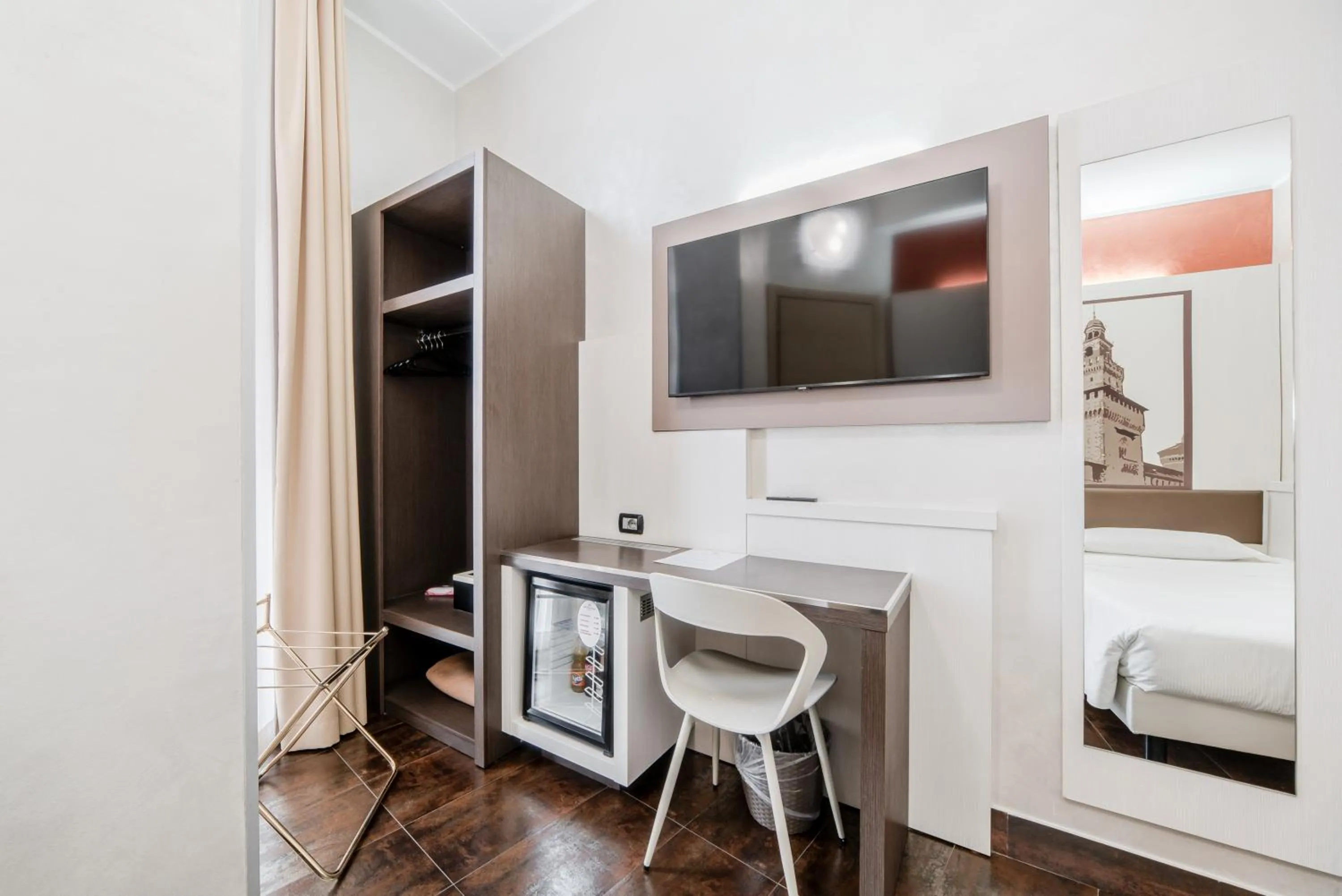 TV and multimedia, Bed in Hotel Milano Navigli