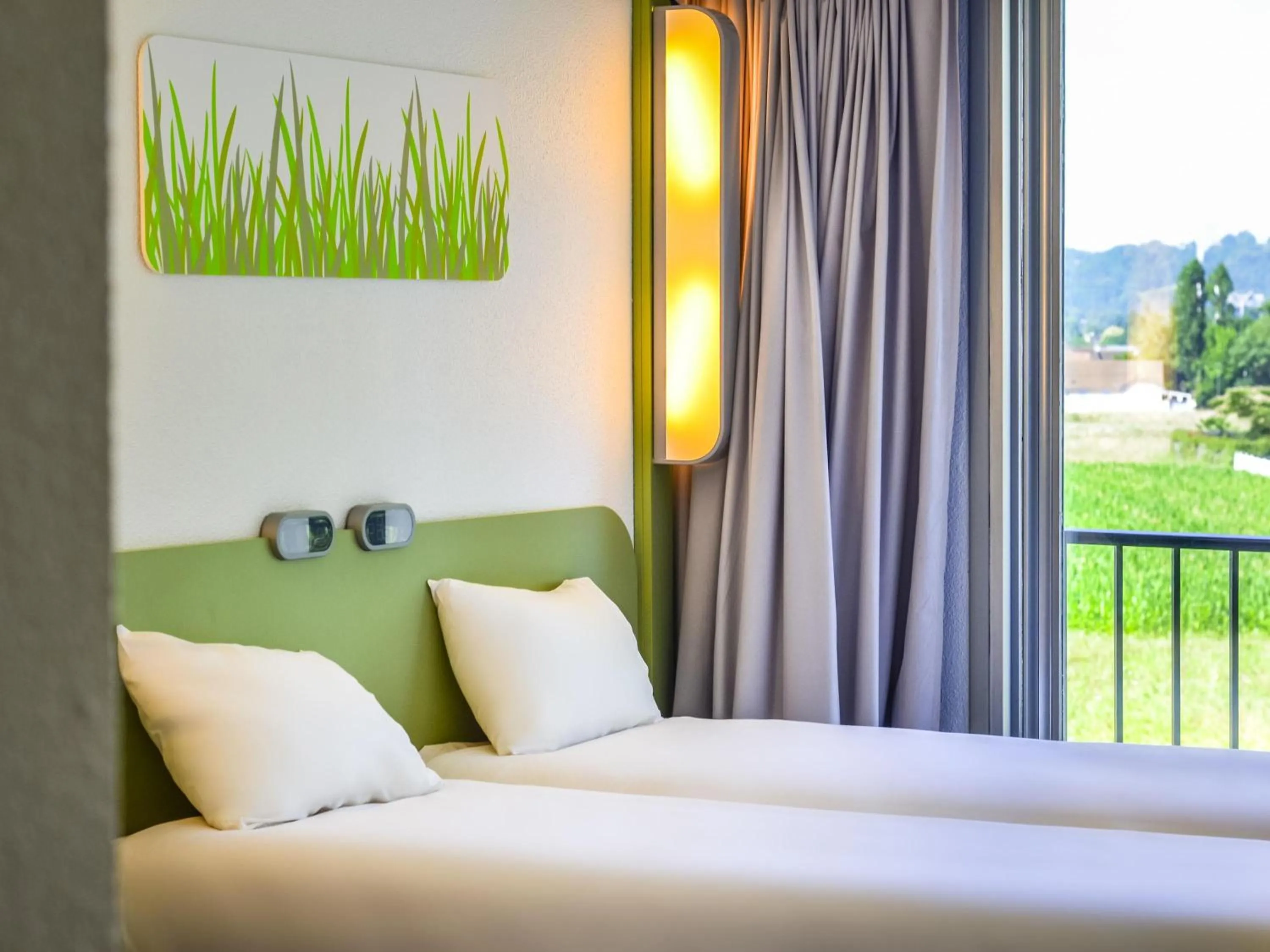 Bedroom, Bed in ibis budget Pau Lescar