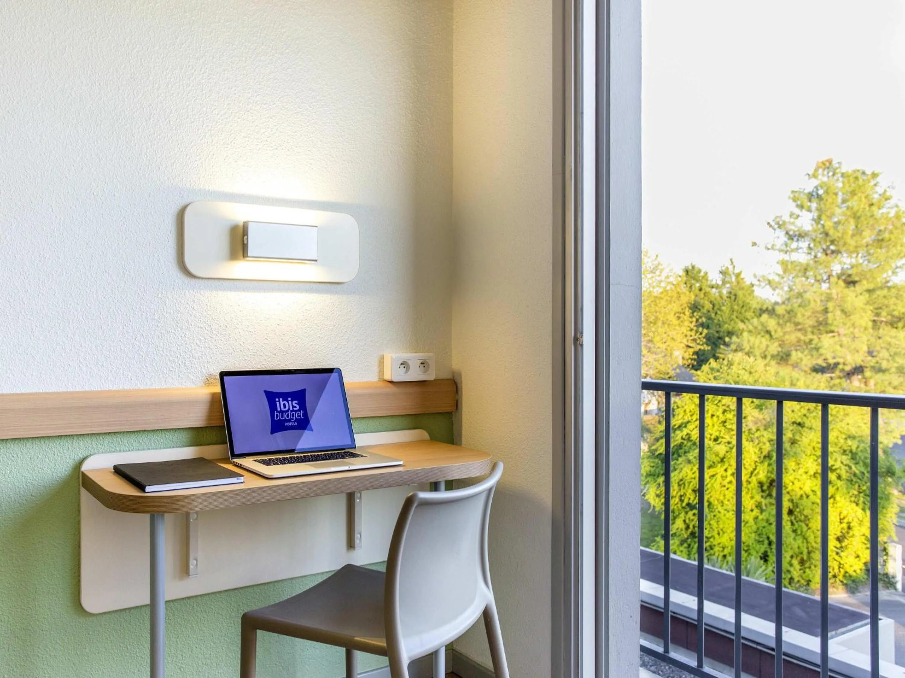 Bedroom in ibis budget Pau Lescar