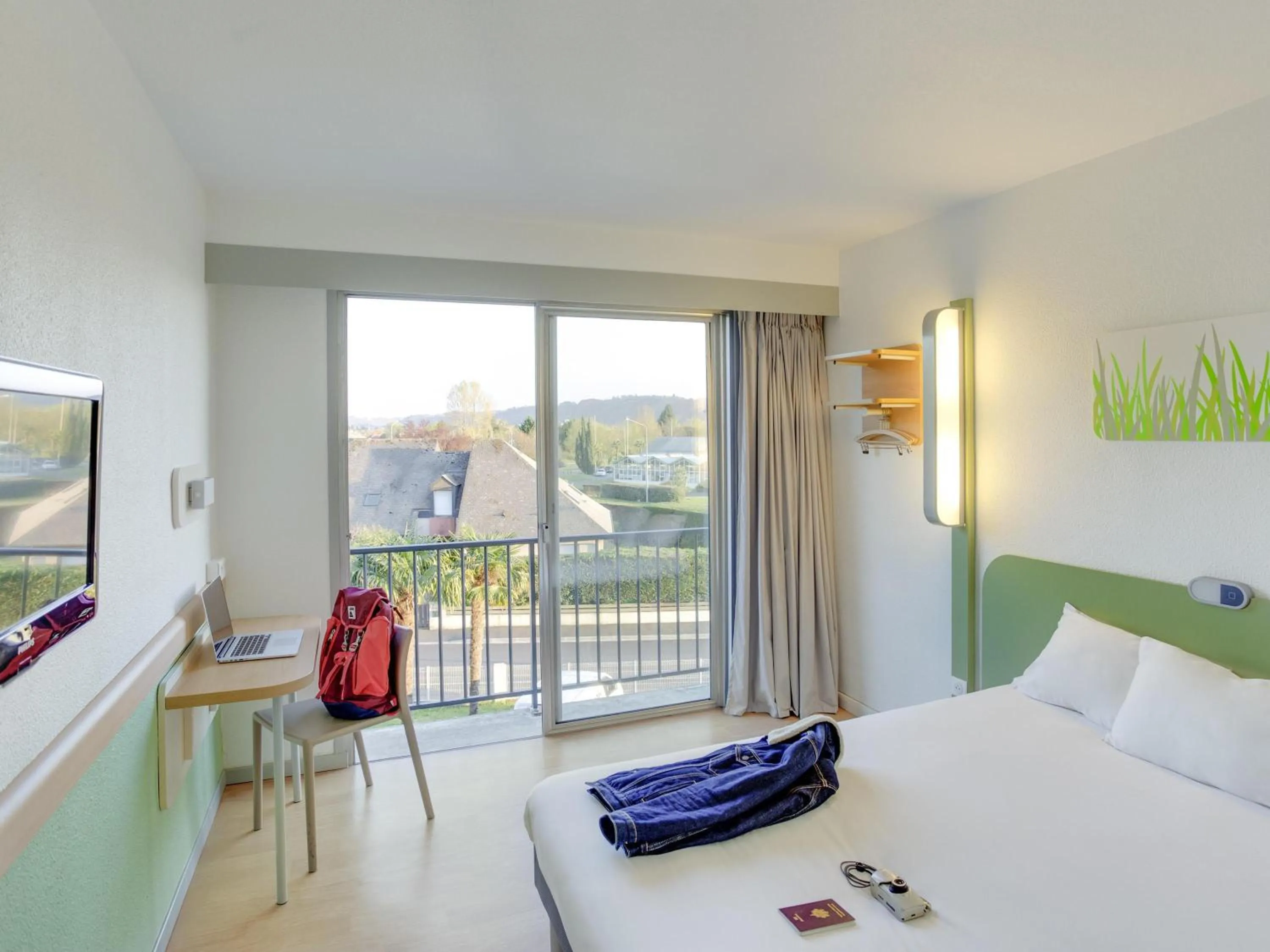 Bedroom, Bed in ibis budget Pau Lescar
