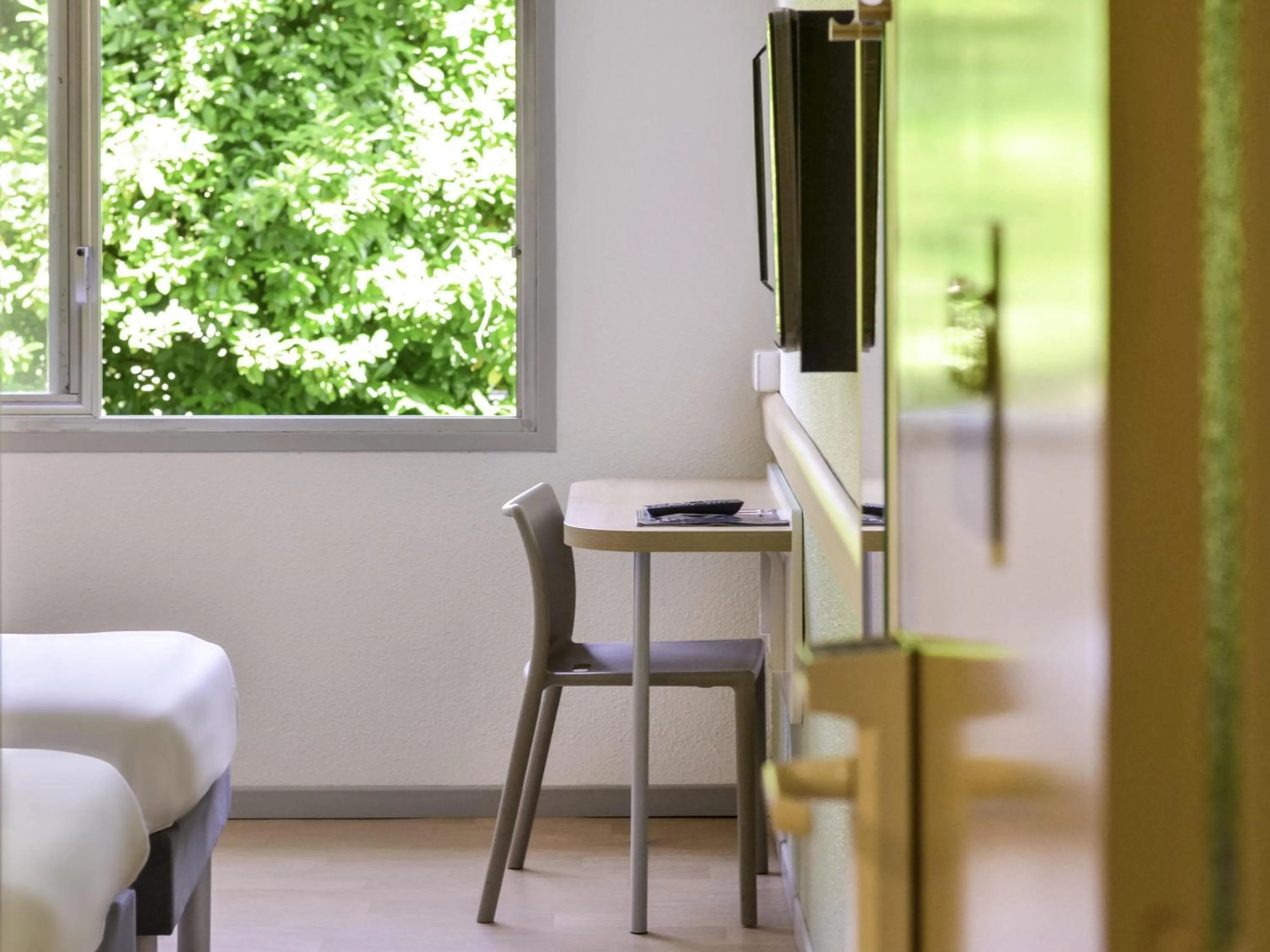 Bedroom, Bed in ibis budget Pau Lescar