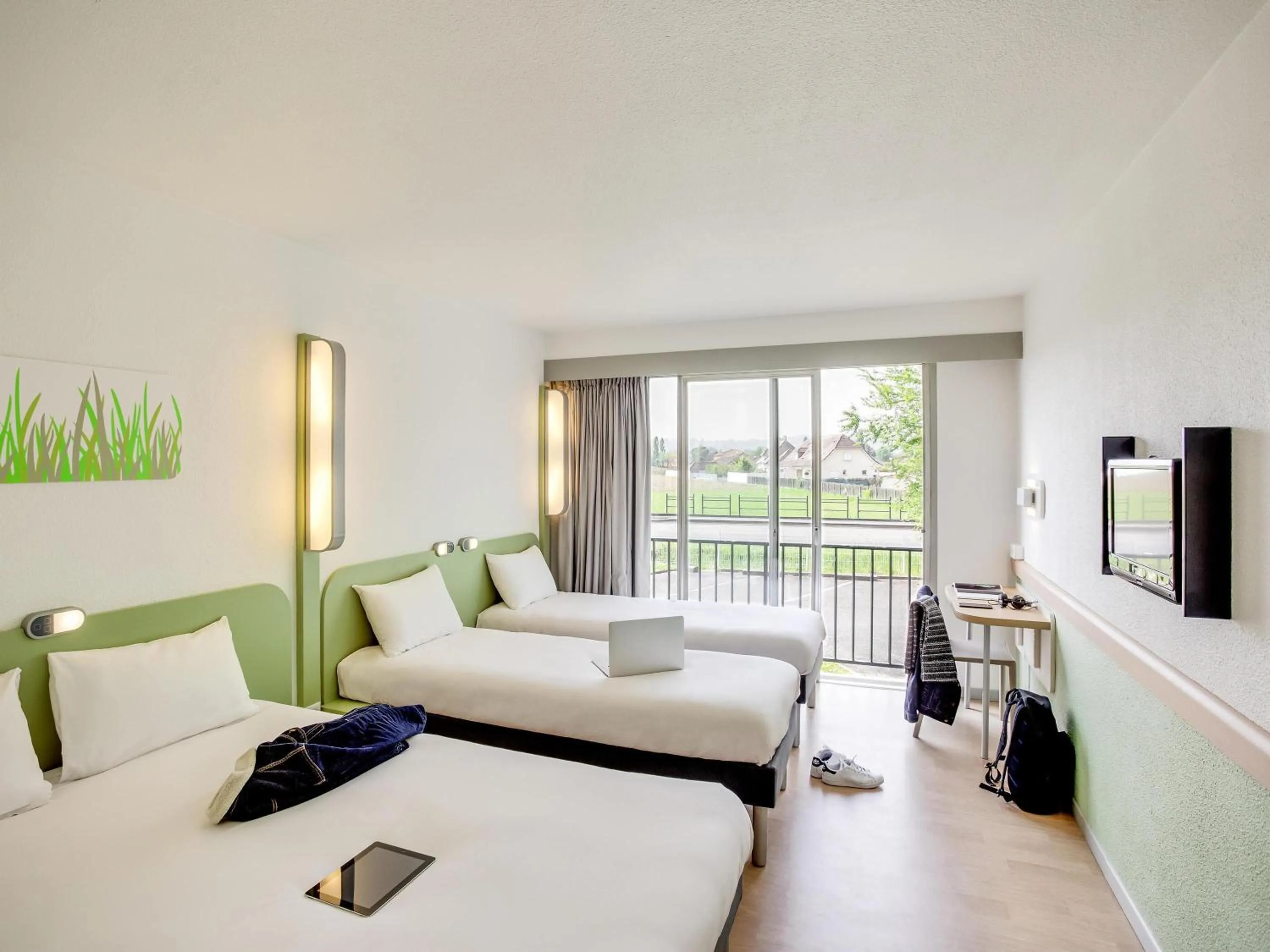 Bedroom, Bed in ibis budget Pau Lescar