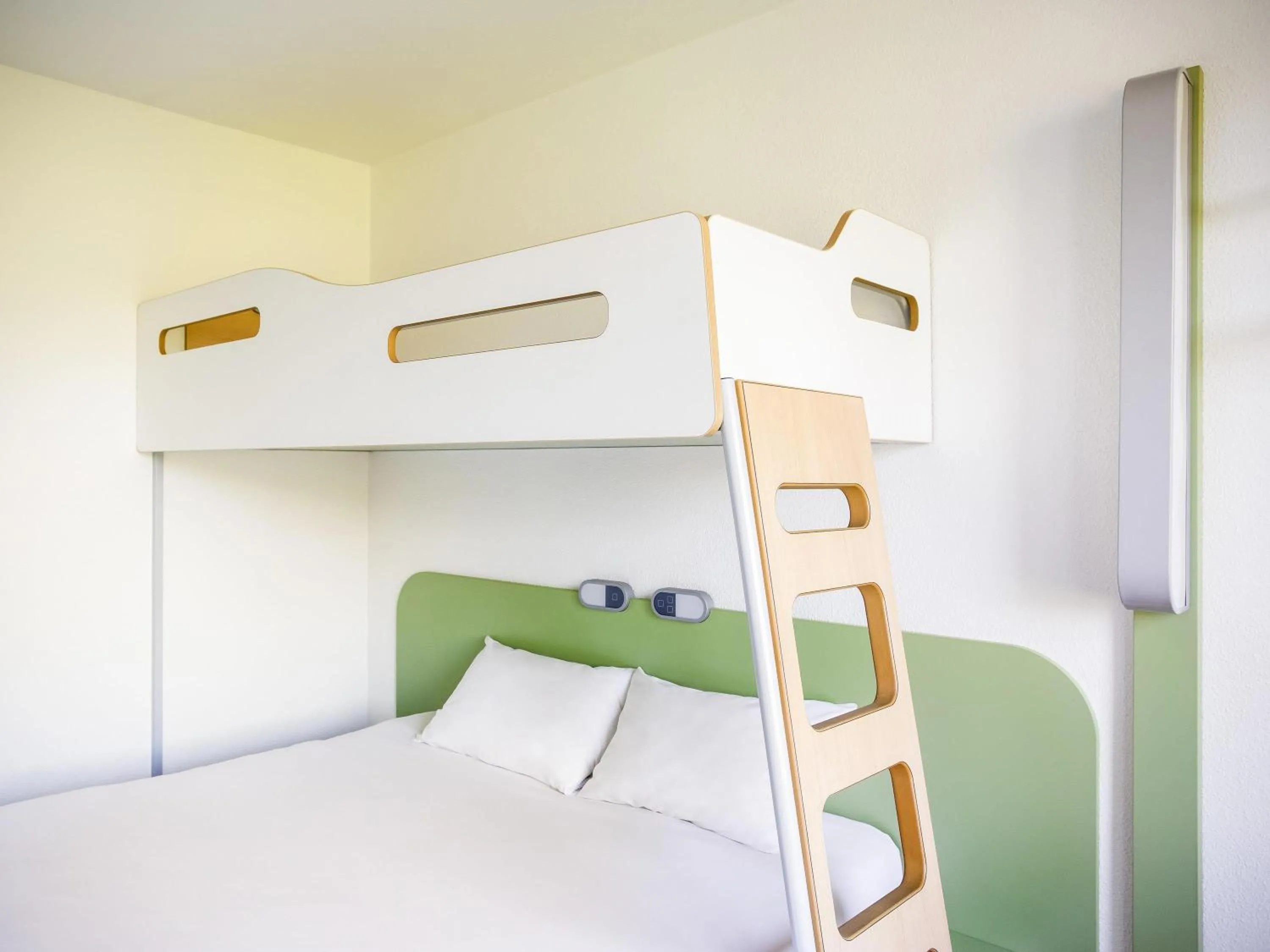 Bedroom, Bed in ibis budget Pau Lescar