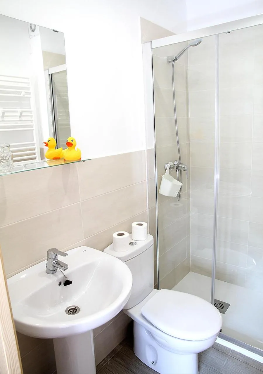 Shower in Hostal Fonda Prat