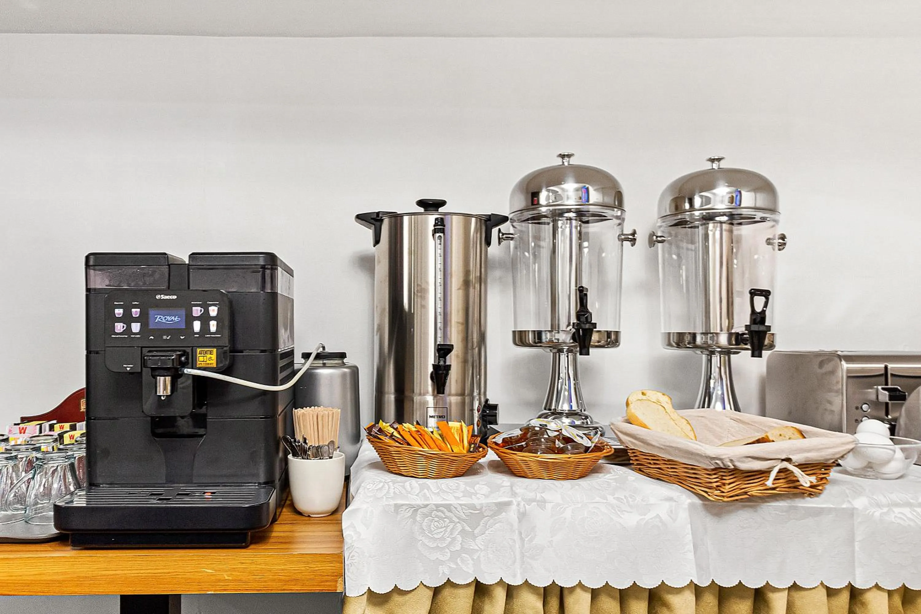 Coffee/tea facilities in Lina Hotel
