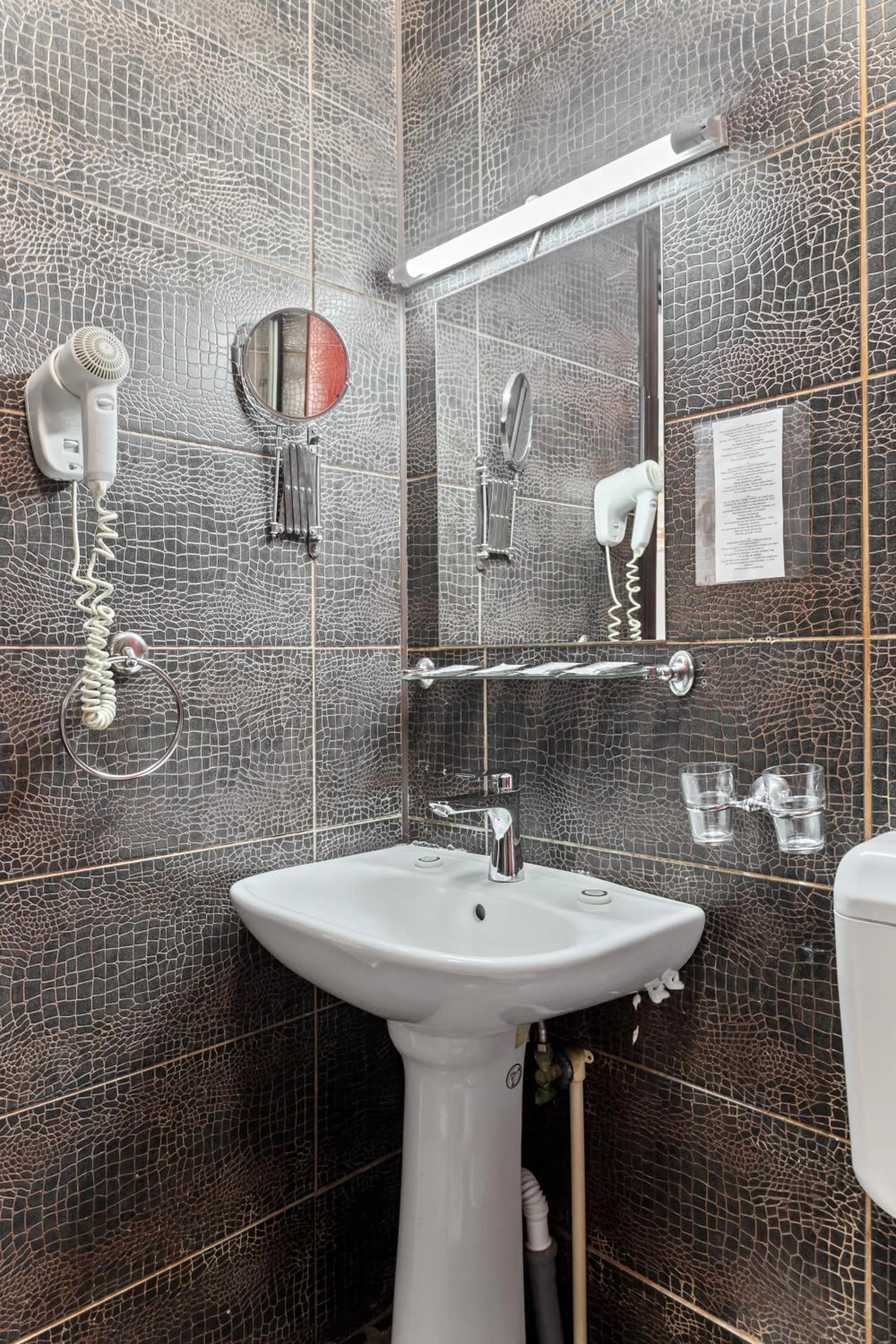 Bathroom in Lina Hotel