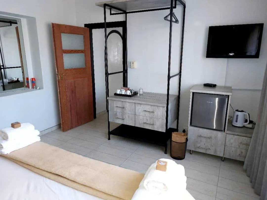 TV and multimedia in Bush Pillow Guest House