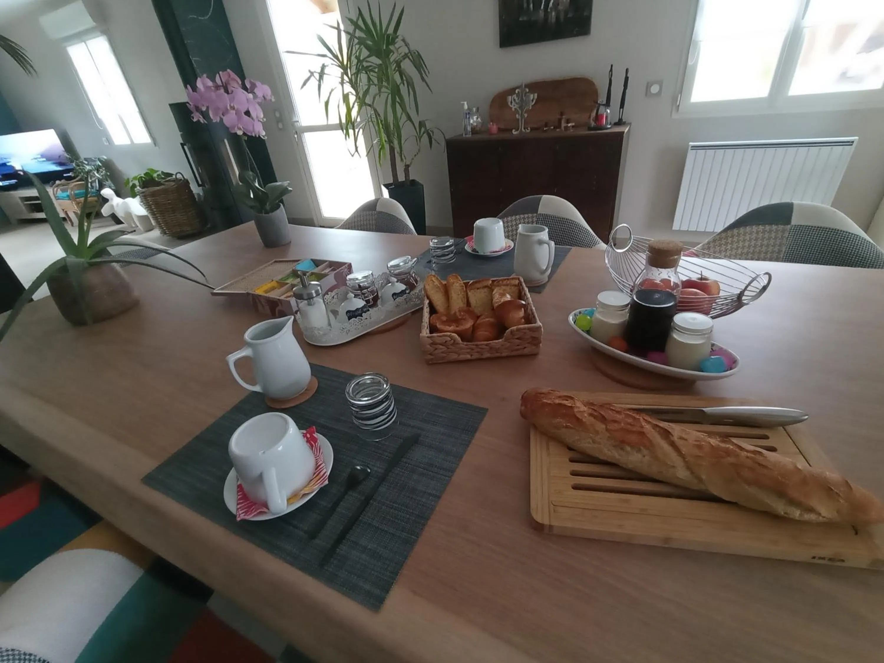Continental breakfast in Chambres et Tables d'hotes " O Doux Matins " aux portes de Chinon