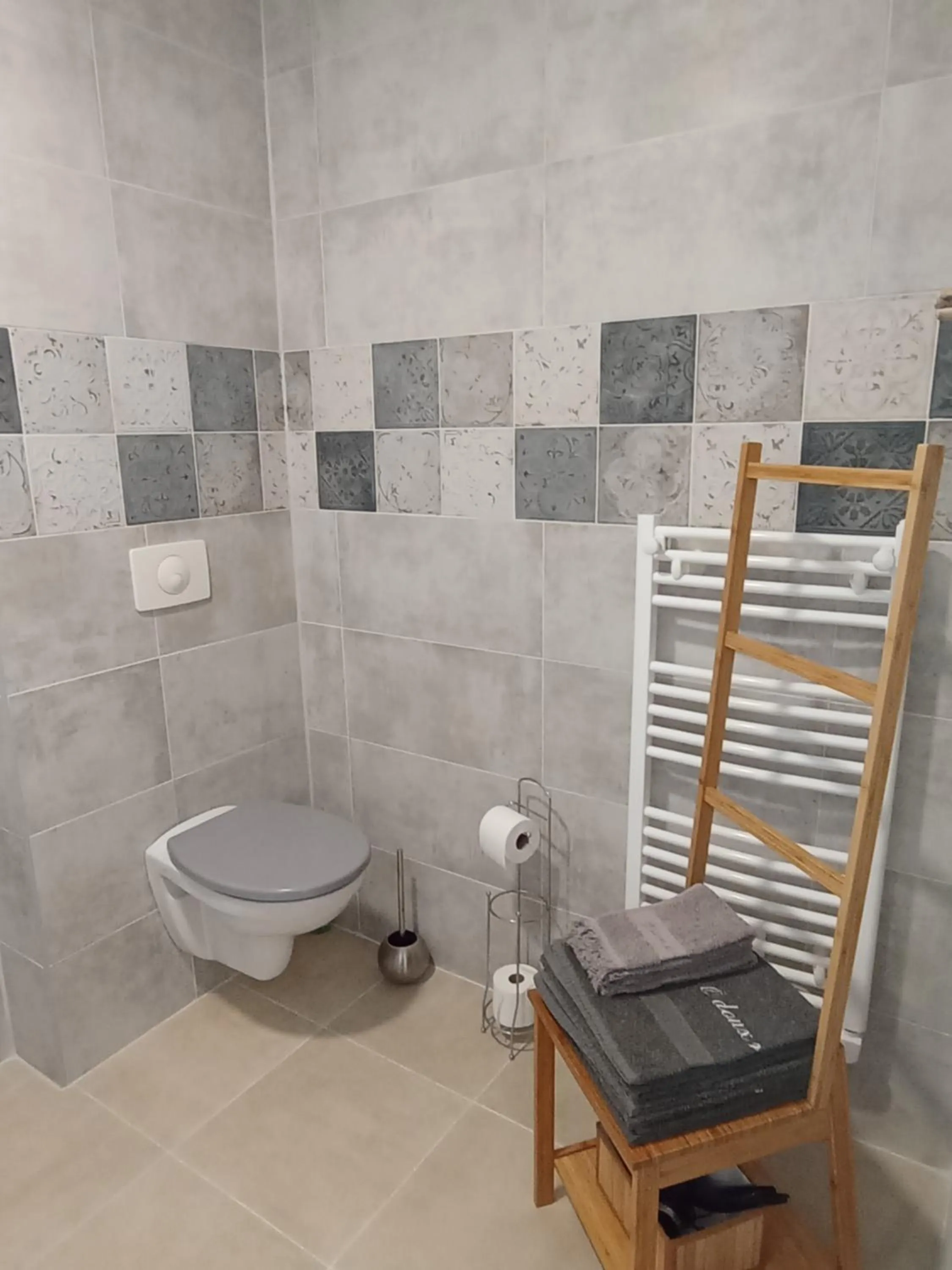 Bathroom in Chambres et Tables d'hotes " O Doux Matins " aux portes de Chinon