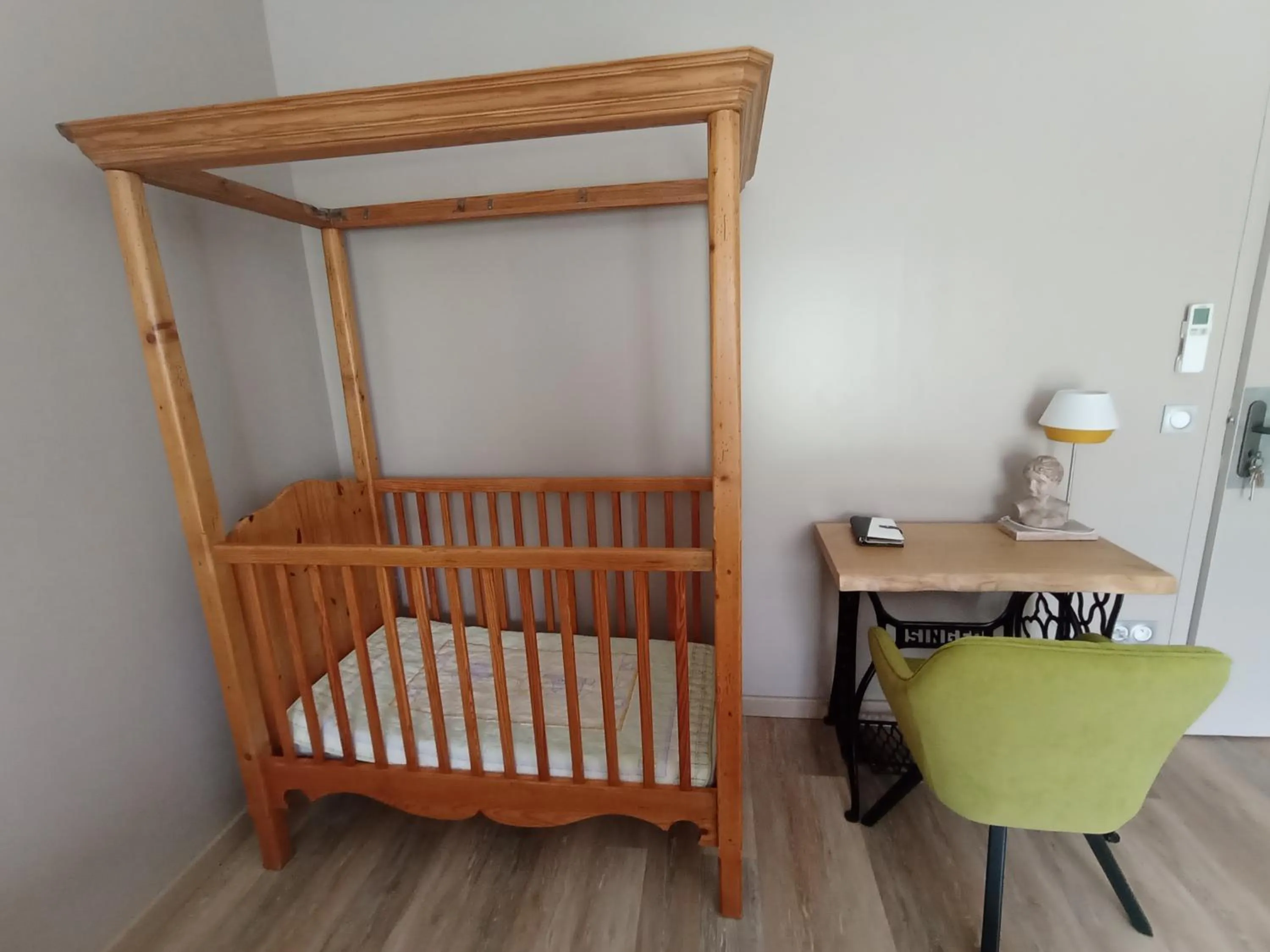 cot, Bed in Chambres et Tables d'hotes " O Doux Matins " aux portes de Chinon