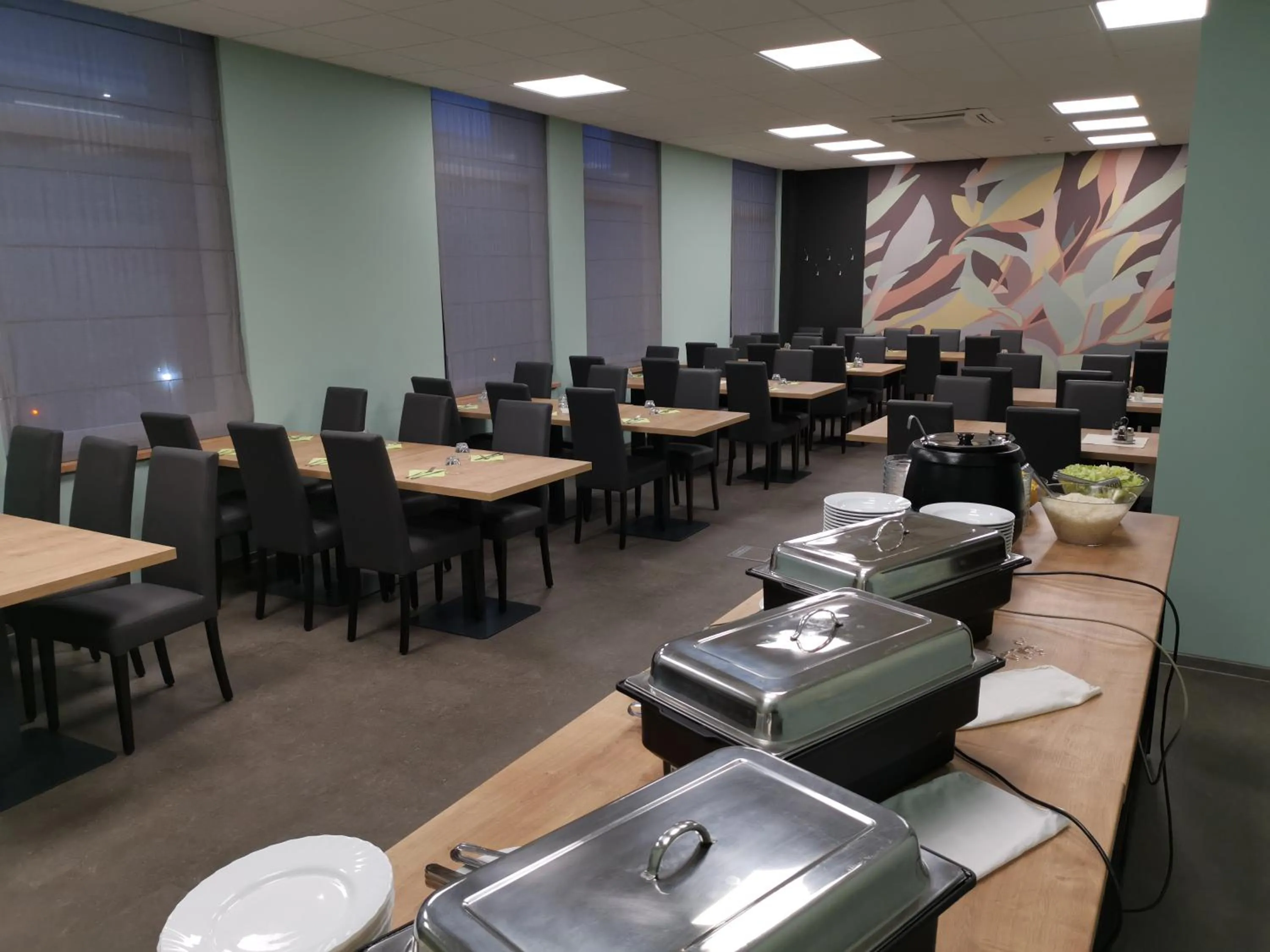 Restaurant/places to eat in Ambient Hotel