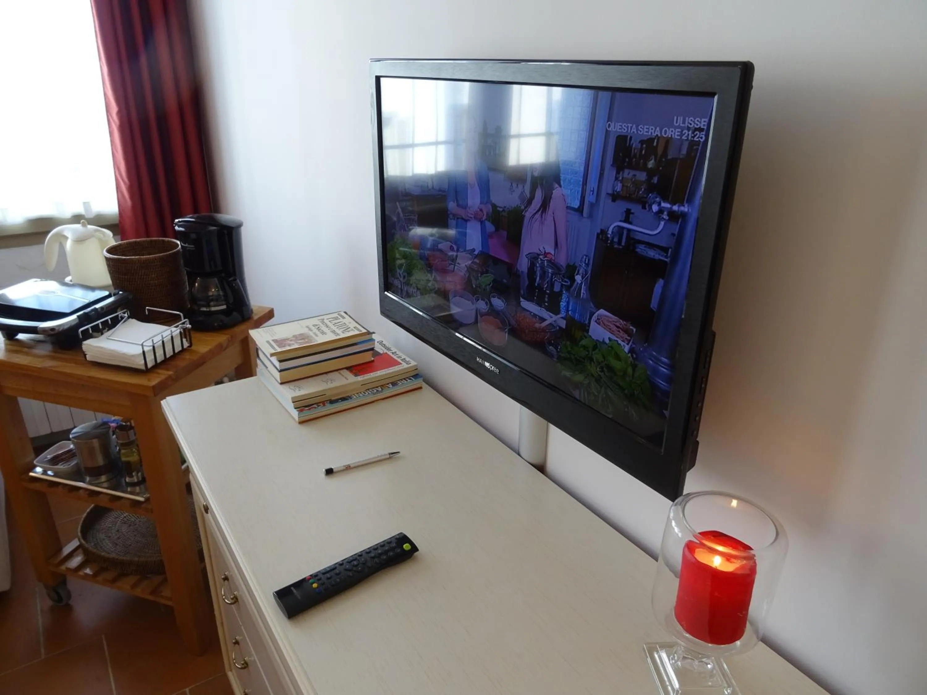 TV and multimedia in CharmeRooms Villa Moroni