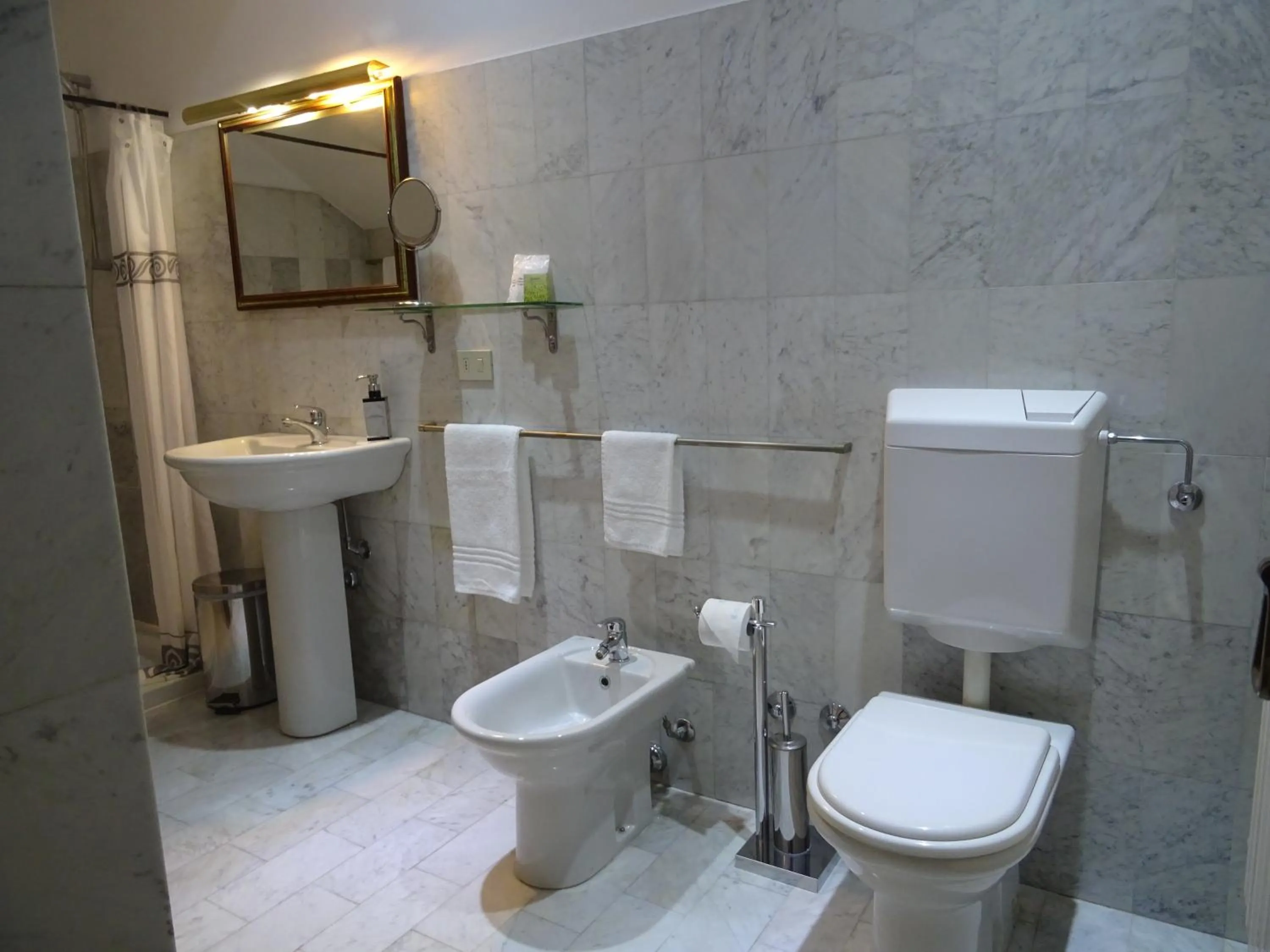 Shower in CharmeRooms Villa Moroni