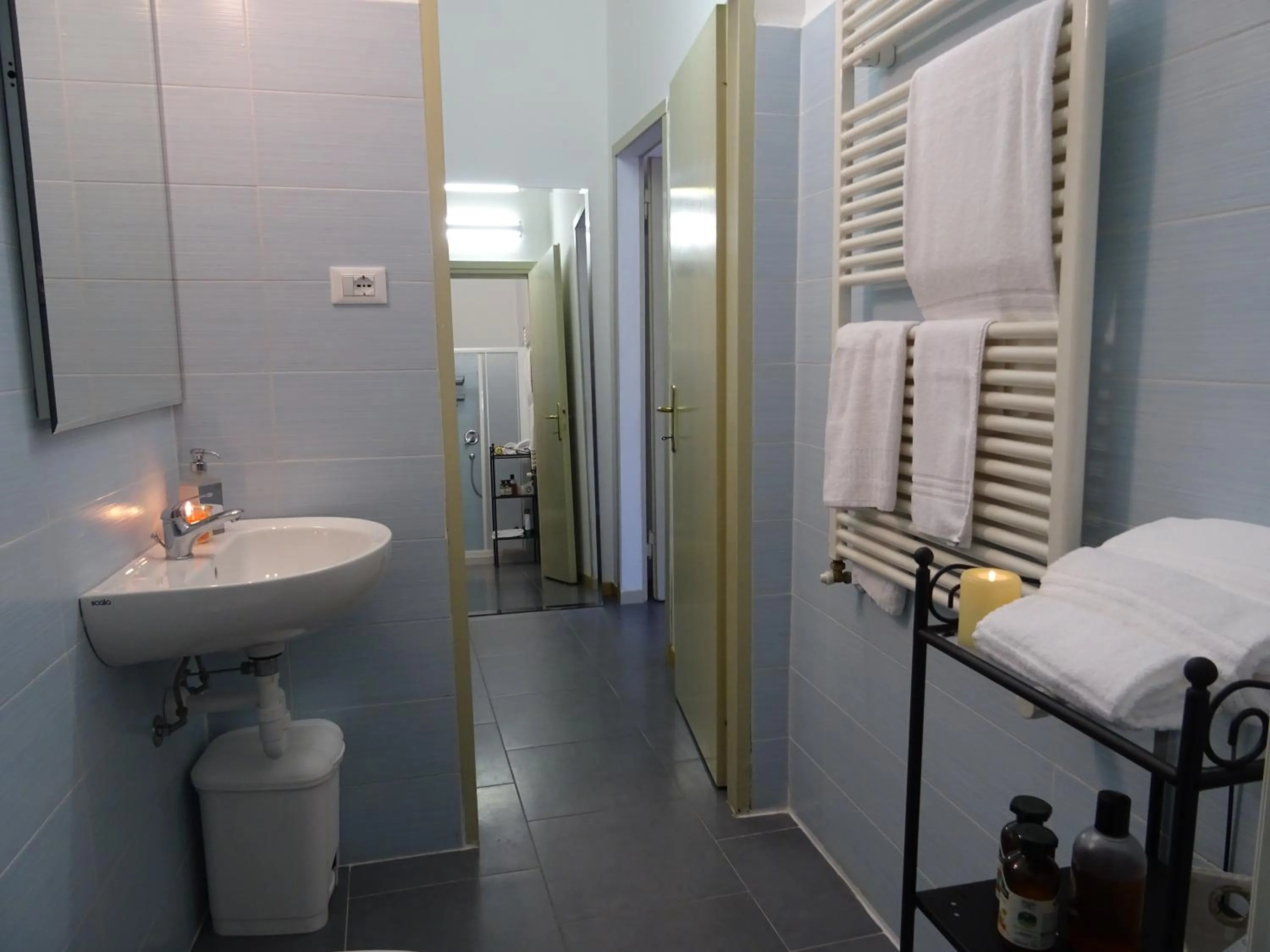 Shower in CharmeRooms Villa Moroni