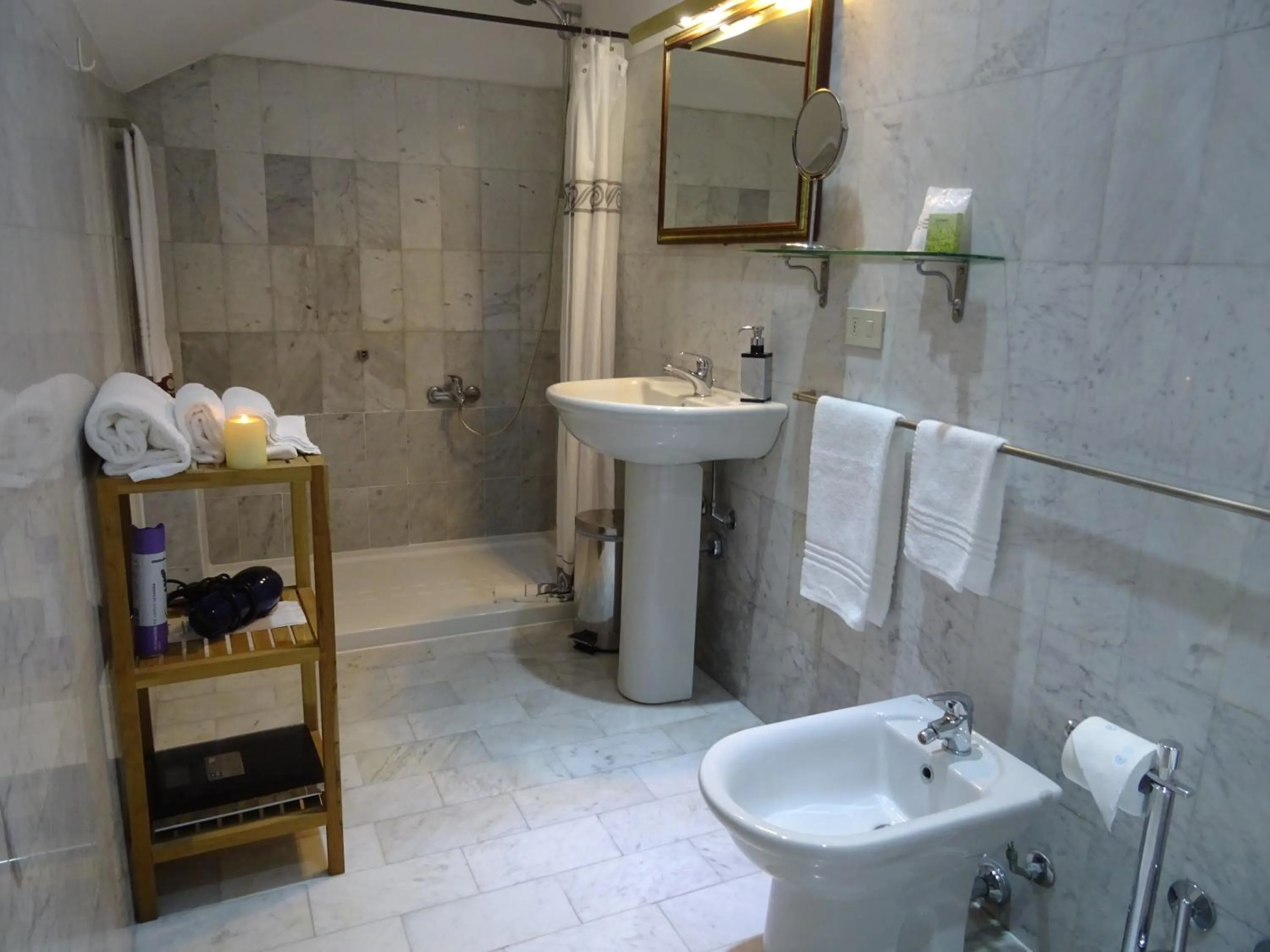 Shower in CharmeRooms Villa Moroni