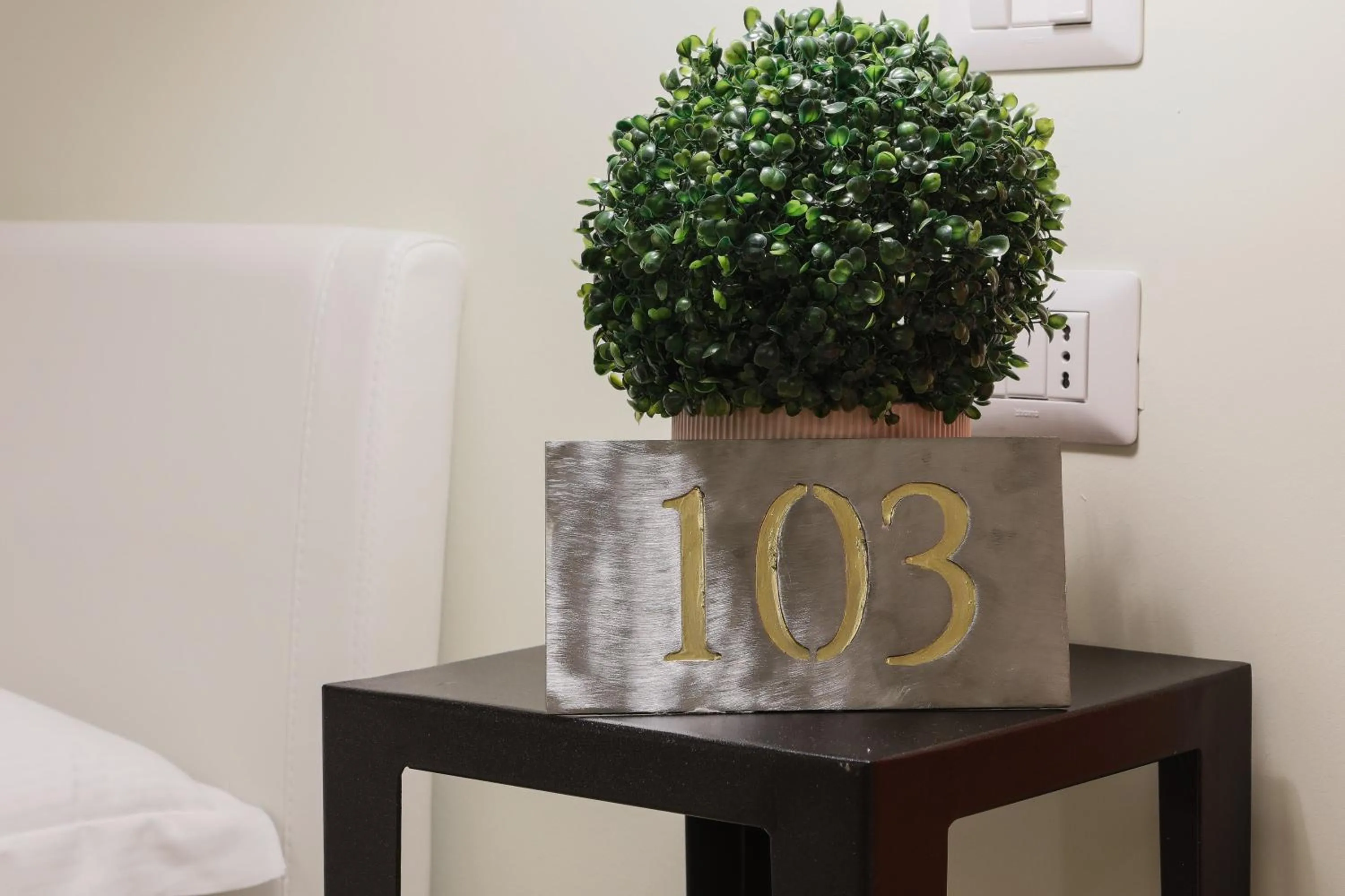 Logo/Certificate/Sign in Pantheon Unique Rooms