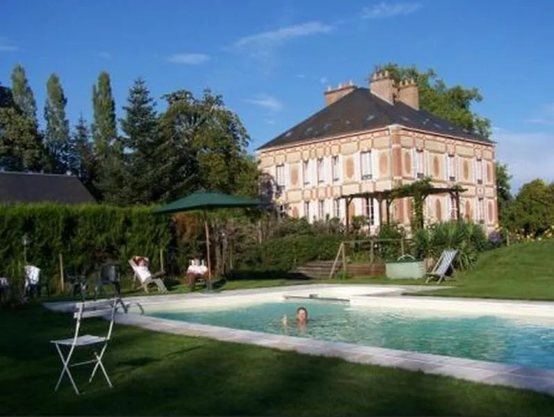 Swimming pool in Château des Bouffards