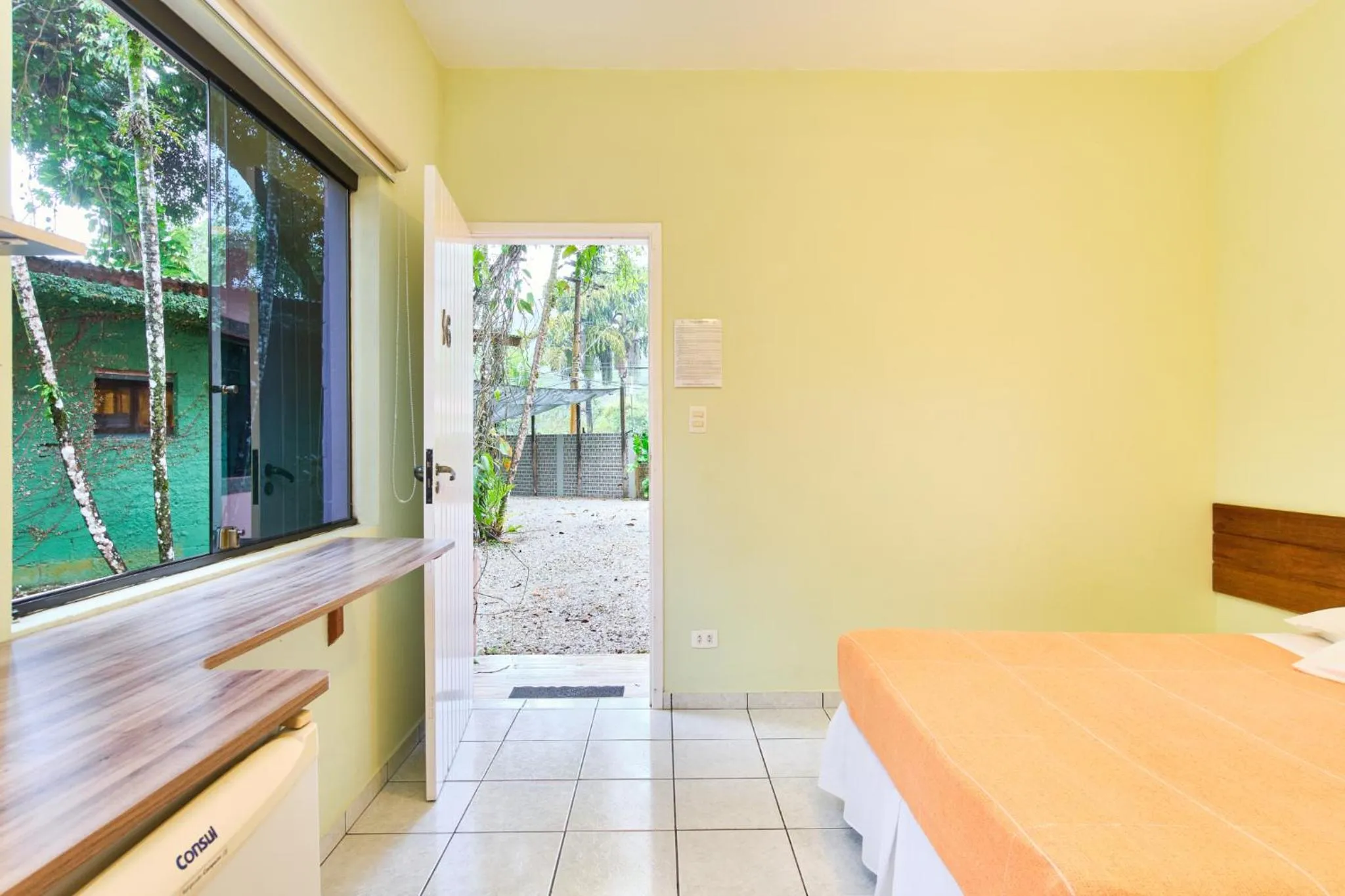 View (from property/room), Bed in Pousada Sanremo Inn