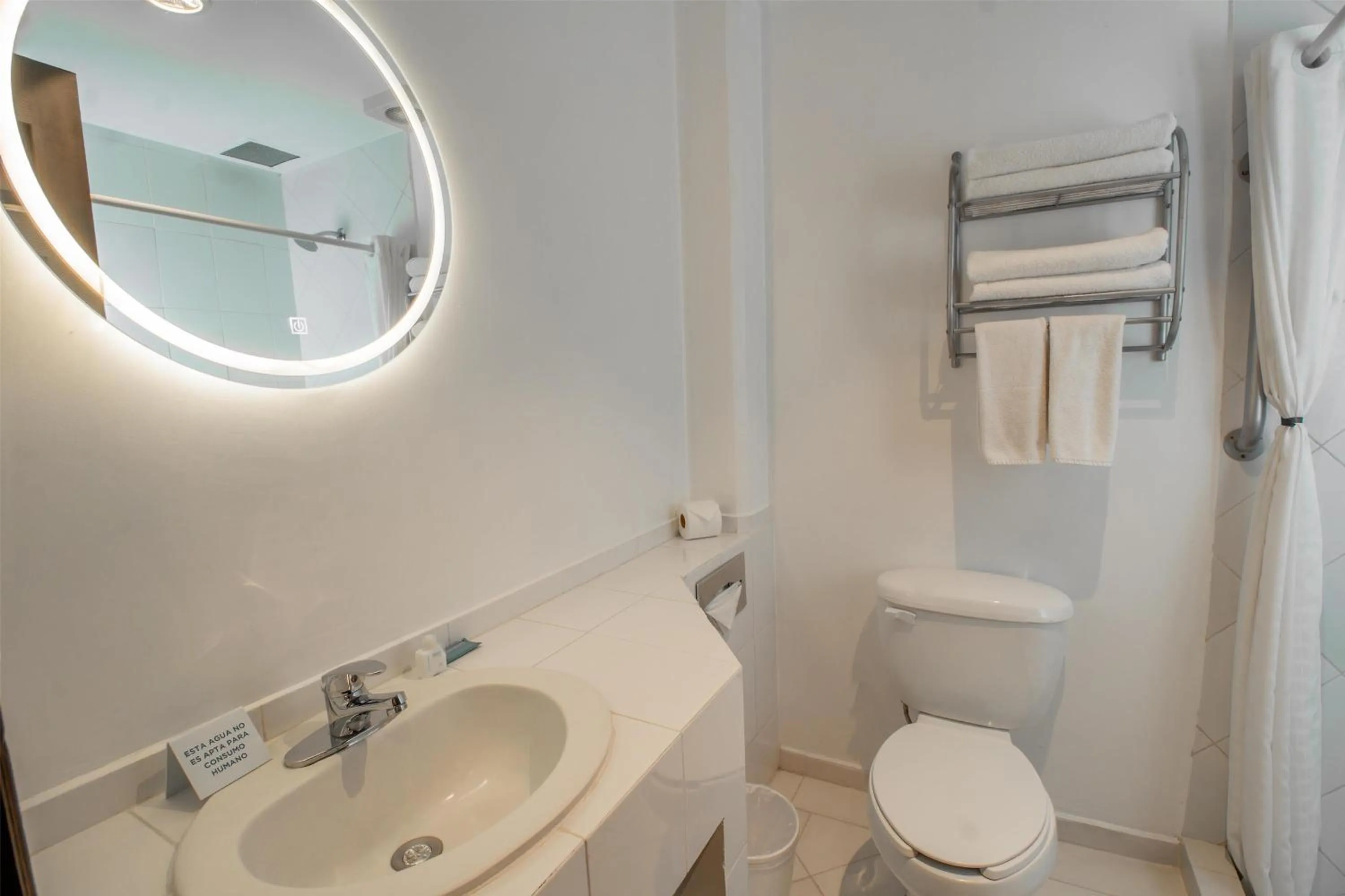 Bathroom in Best Western Real Tula Express