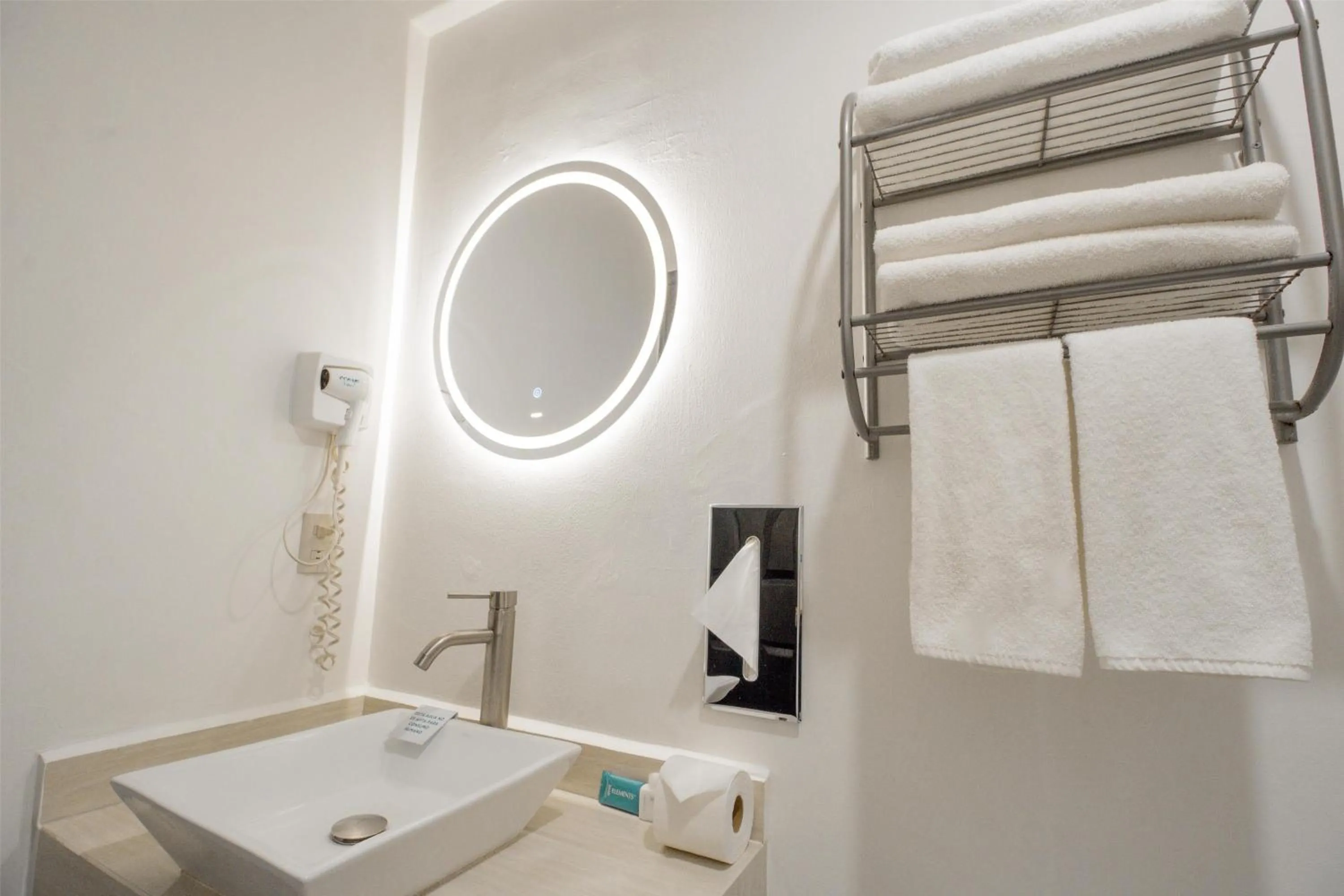 Bathroom in Best Western Real Tula Express