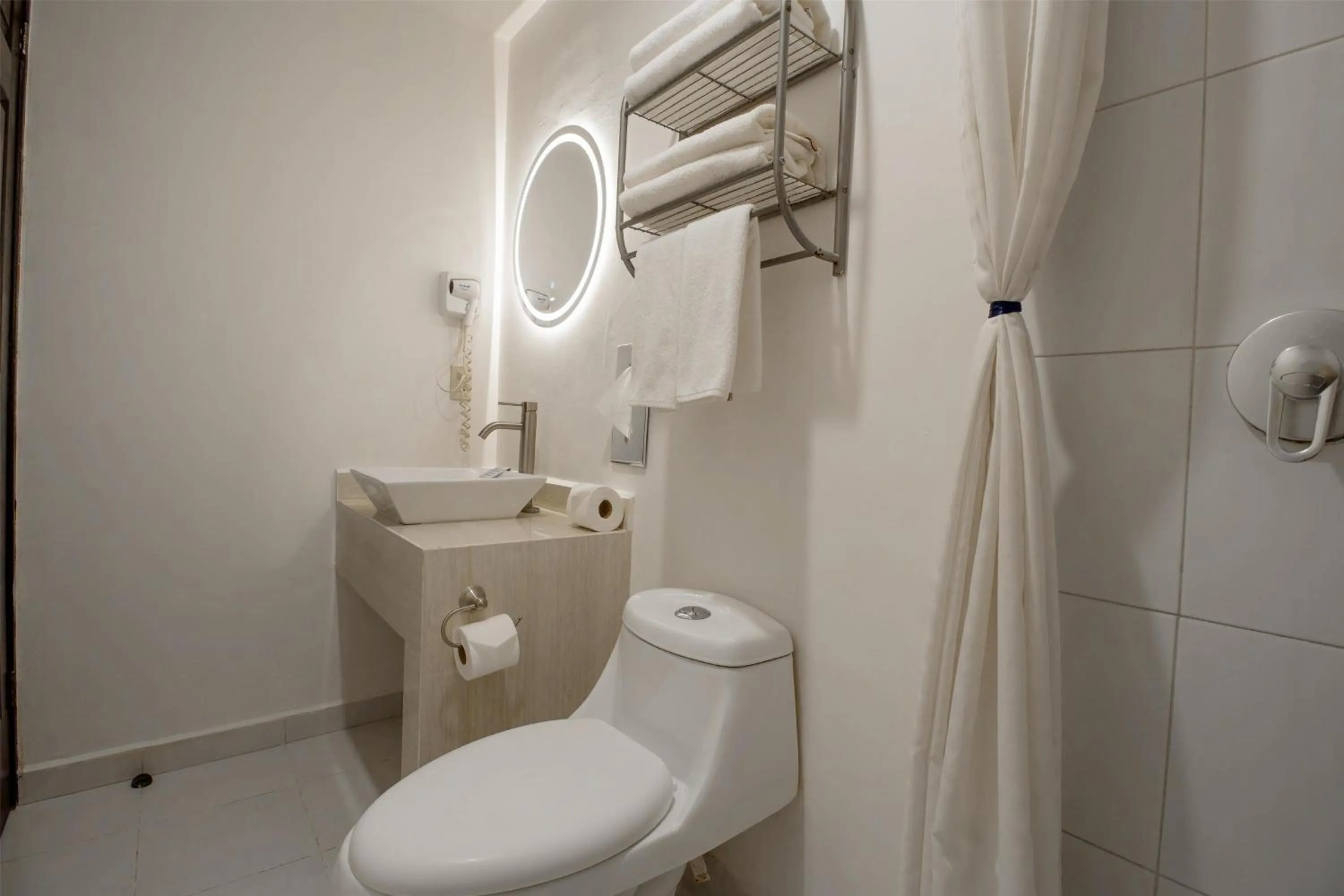 Bathroom in Best Western Real Tula Express