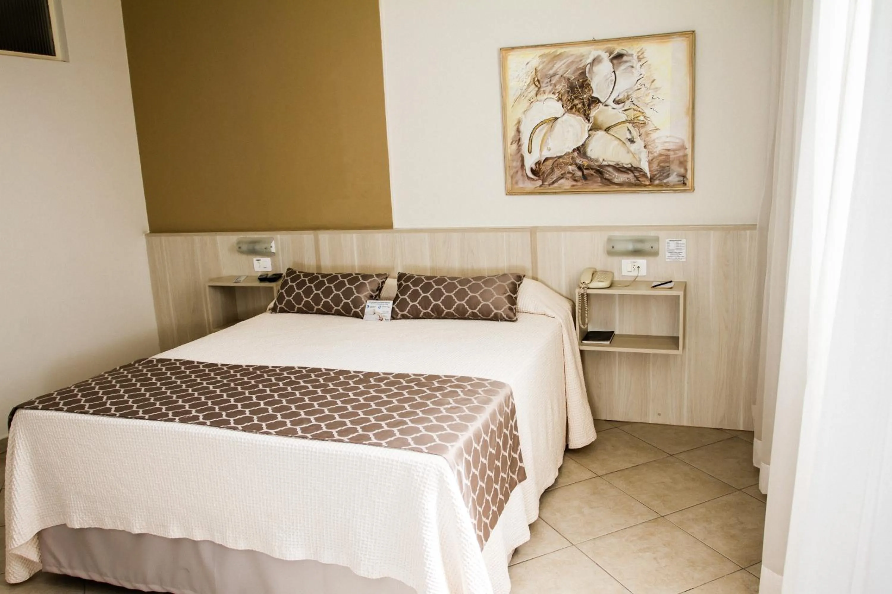 Bed in Hotel Binder Quality Inn