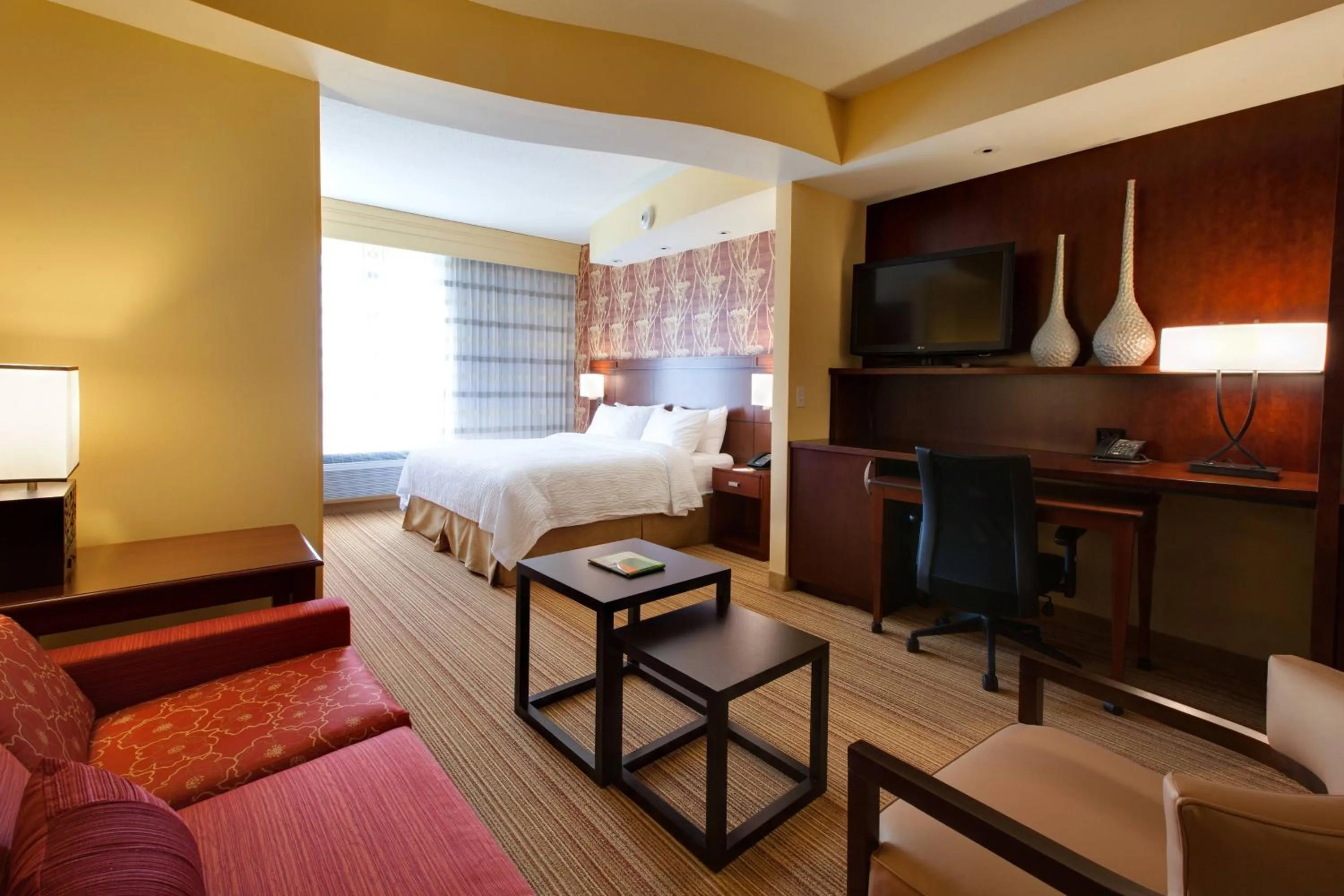 Photo of the whole room, Bed in Courtyard Kansas City at Briarcliff