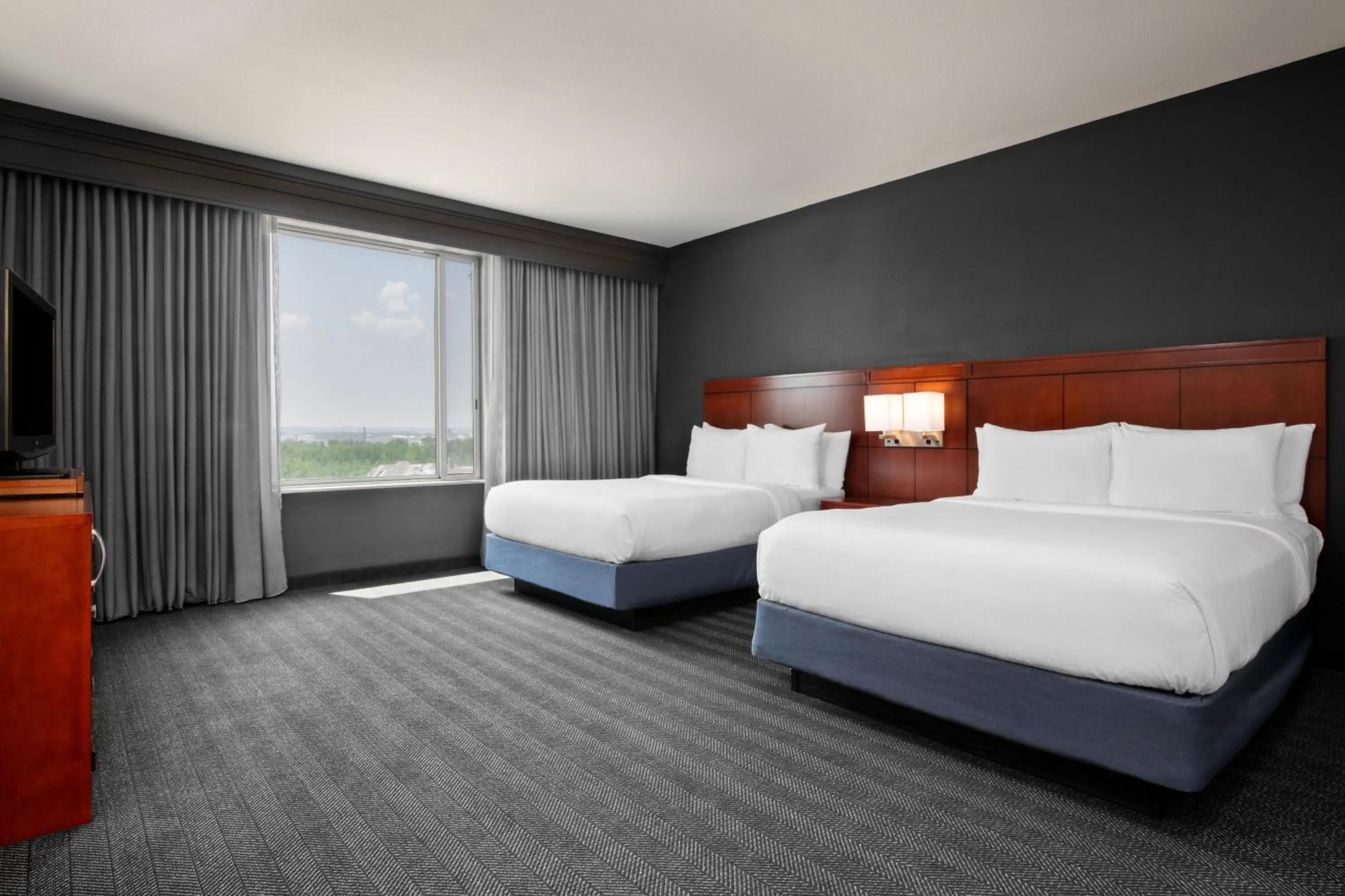 Bedroom, Bed in Courtyard Kansas City at Briarcliff