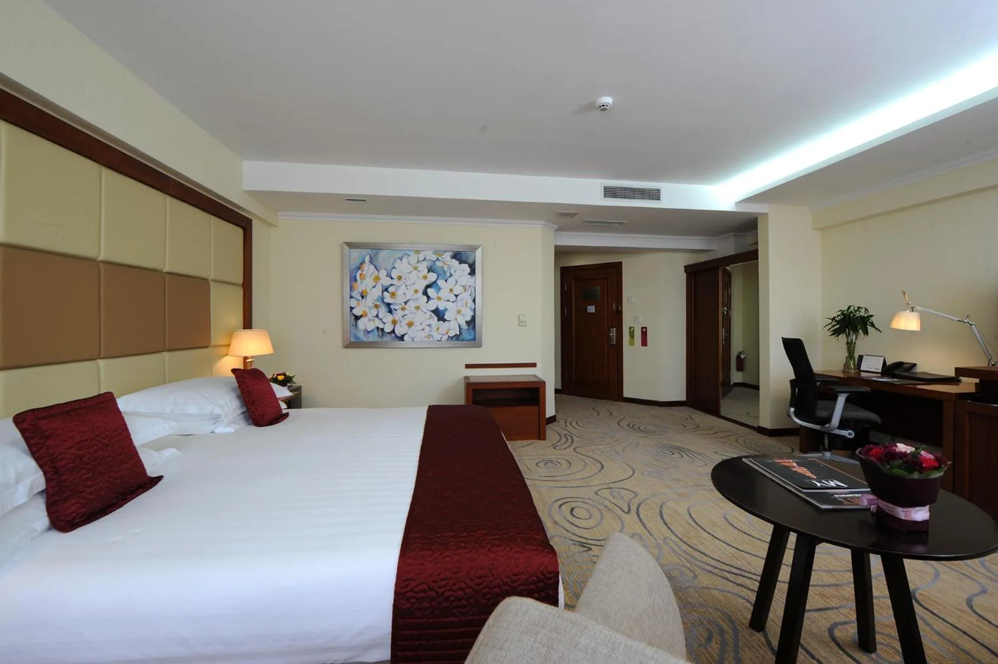 Living room, Bed in Kempinski Hotel Khan Palace