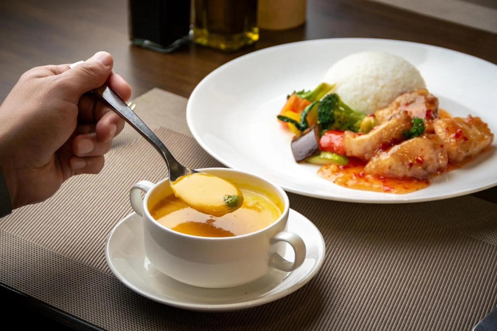 Restaurant/places to eat in Kempinski Hotel Khan Palace