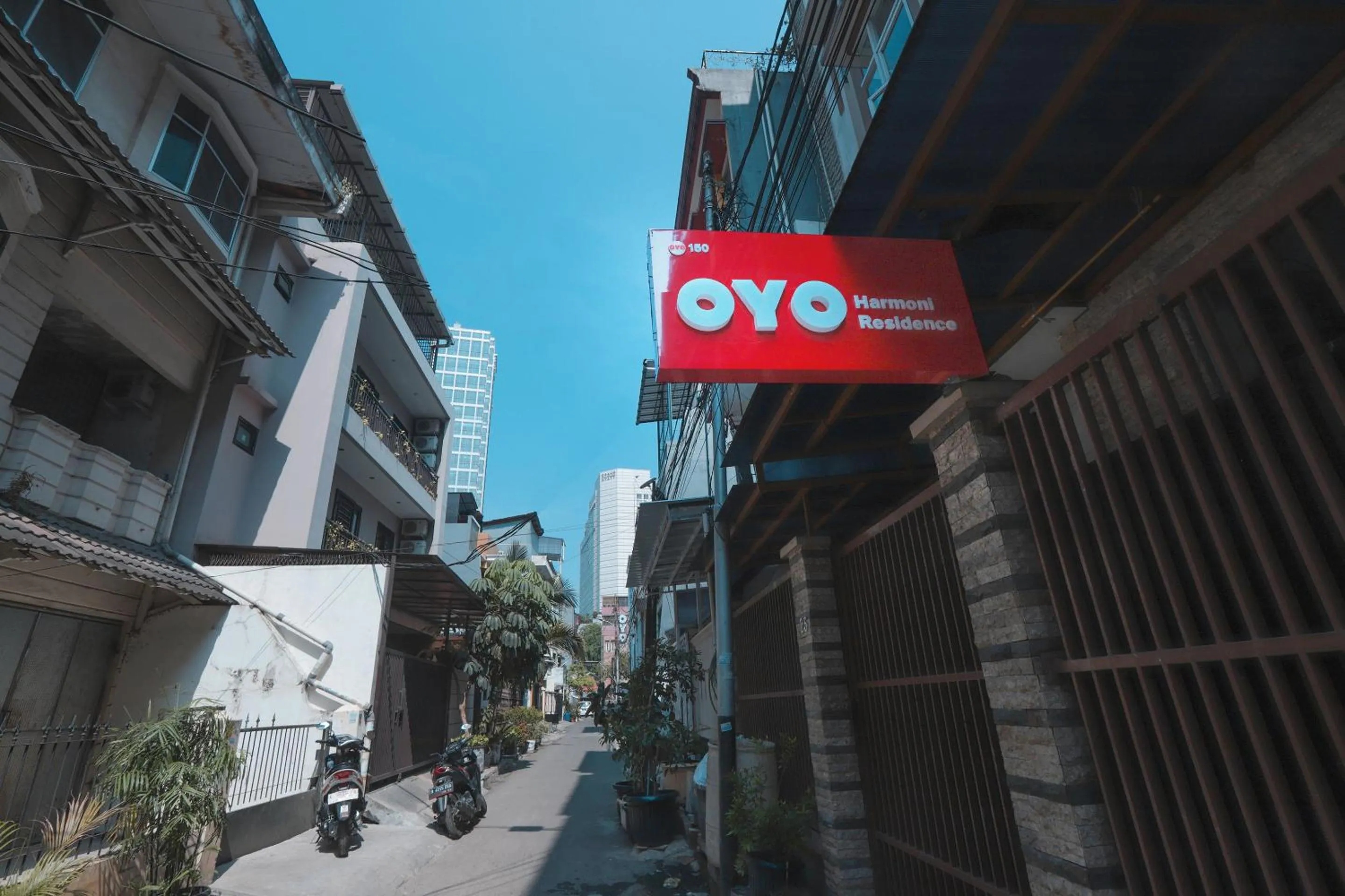 Facade/entrance in OYO 150 Harmoni Residence