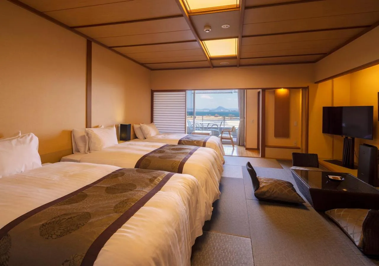 Photo of the whole room, Bed in Biwako Ryokusuitei