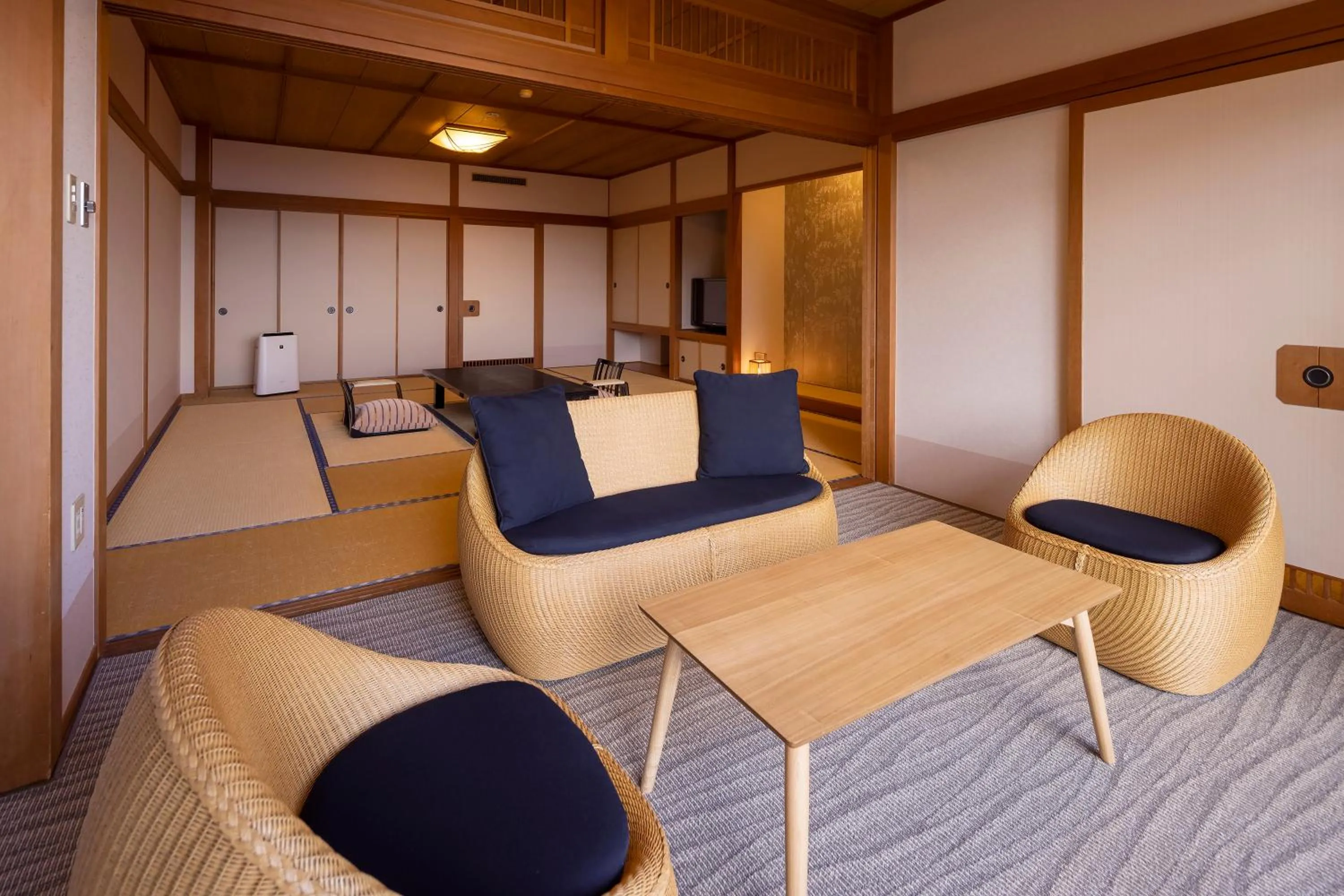 Living room in Biwako Ryokusuitei