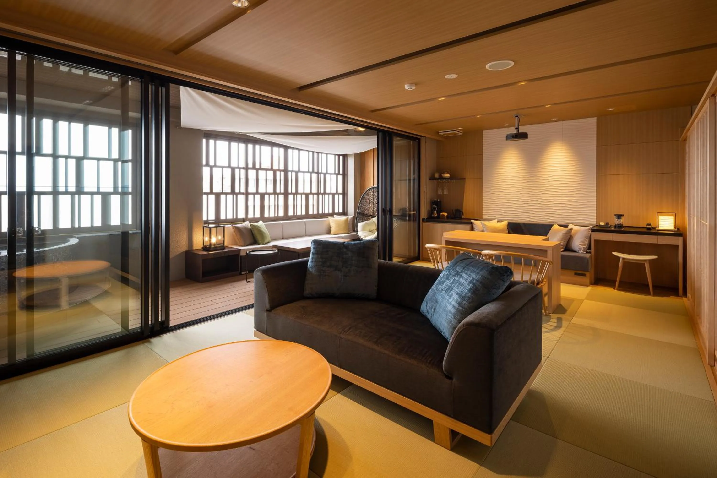 Living room in Biwako Ryokusuitei