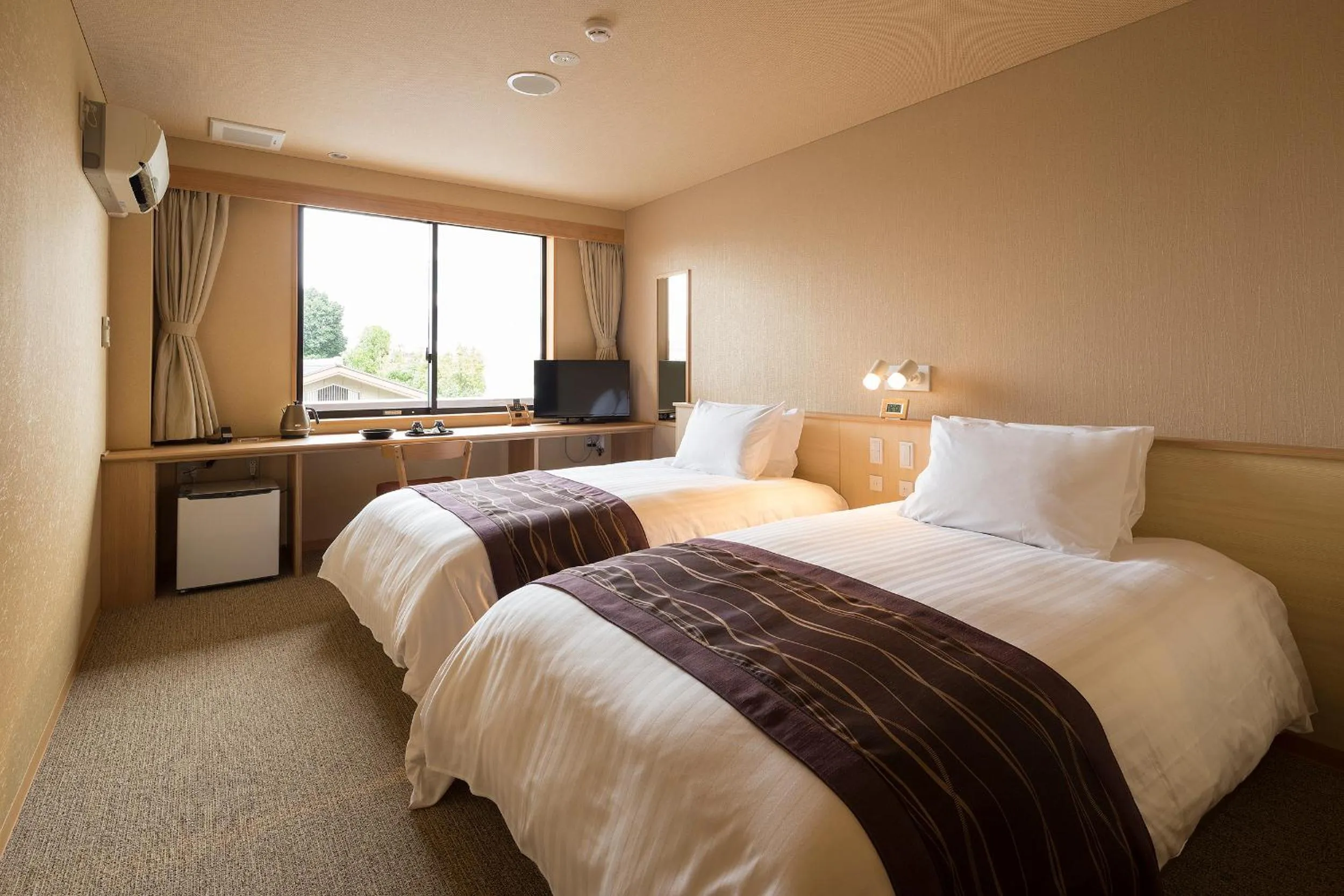 Photo of the whole room, Bed in Biwako Ryokusuitei