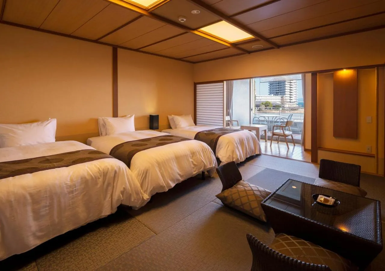 Photo of the whole room, Bed in Biwako Ryokusuitei