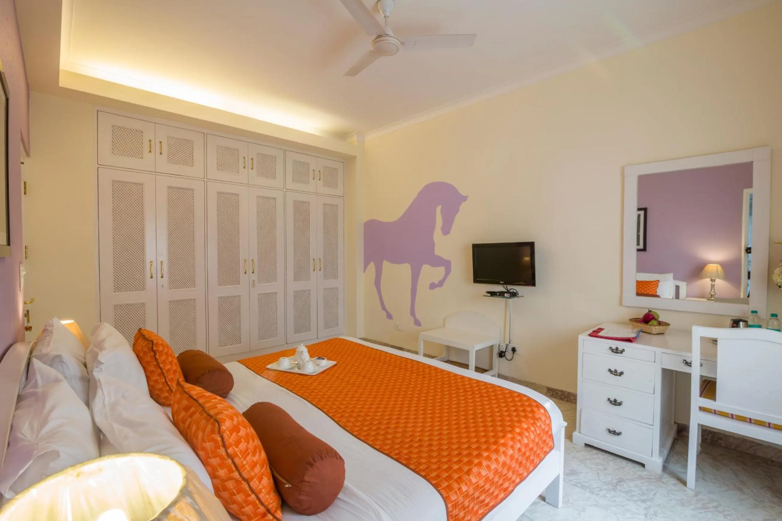 Photo of the whole room, Bed in Colonel's Retreat 2