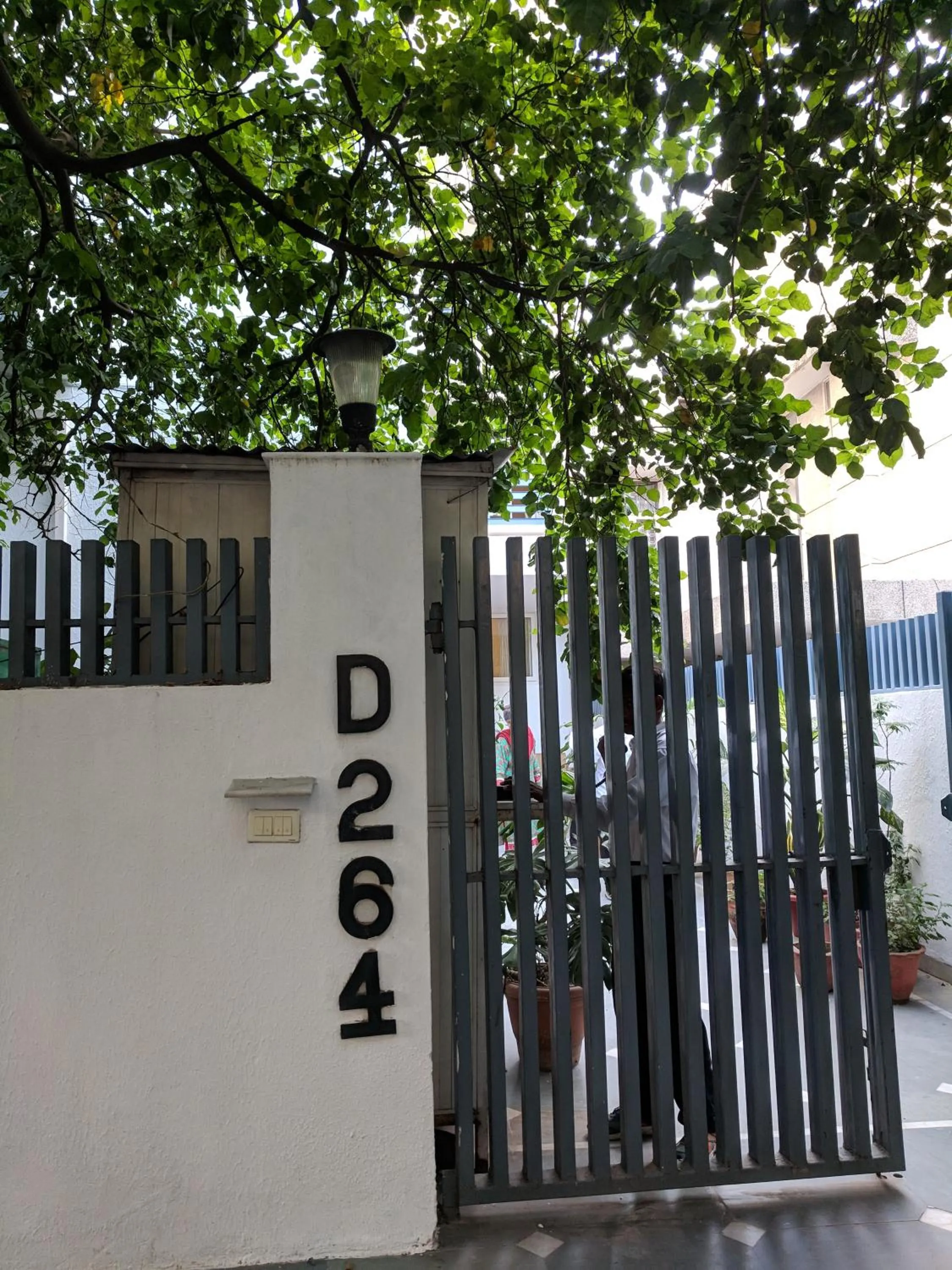 Facade/entrance in Colonel's Retreat 2