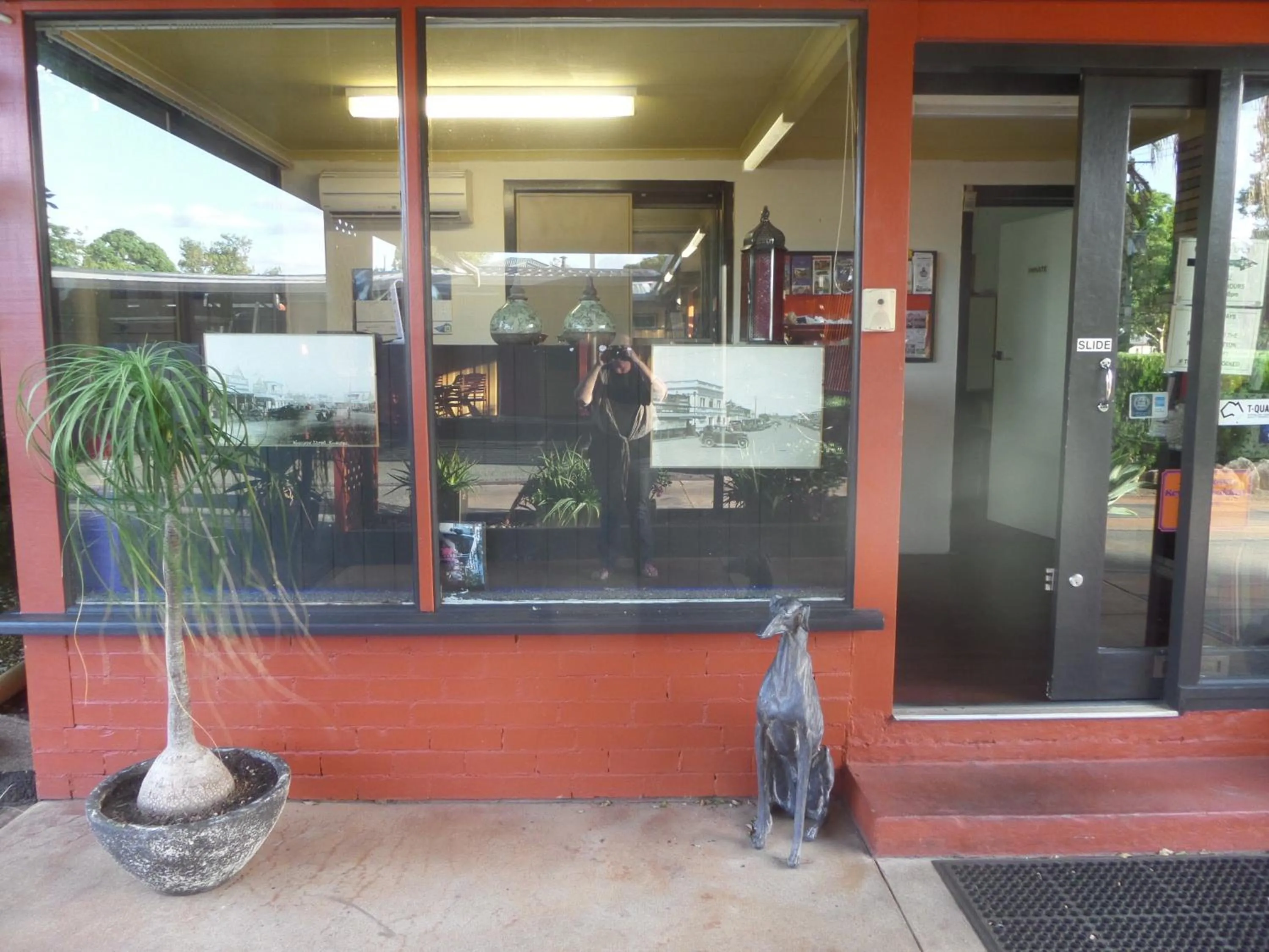 Facade/entrance in Motel Oasis