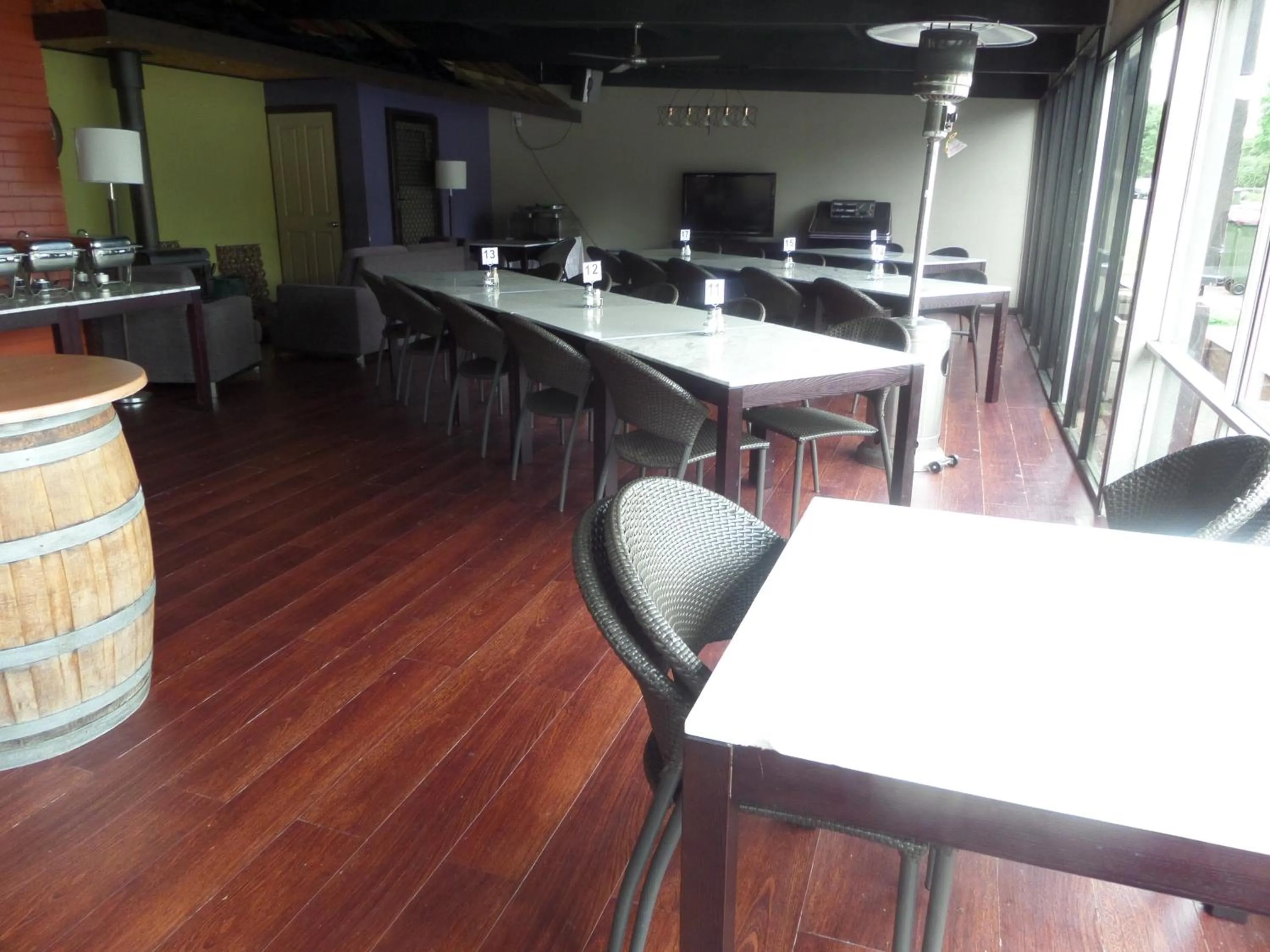 Restaurant/places to eat in Motel Oasis