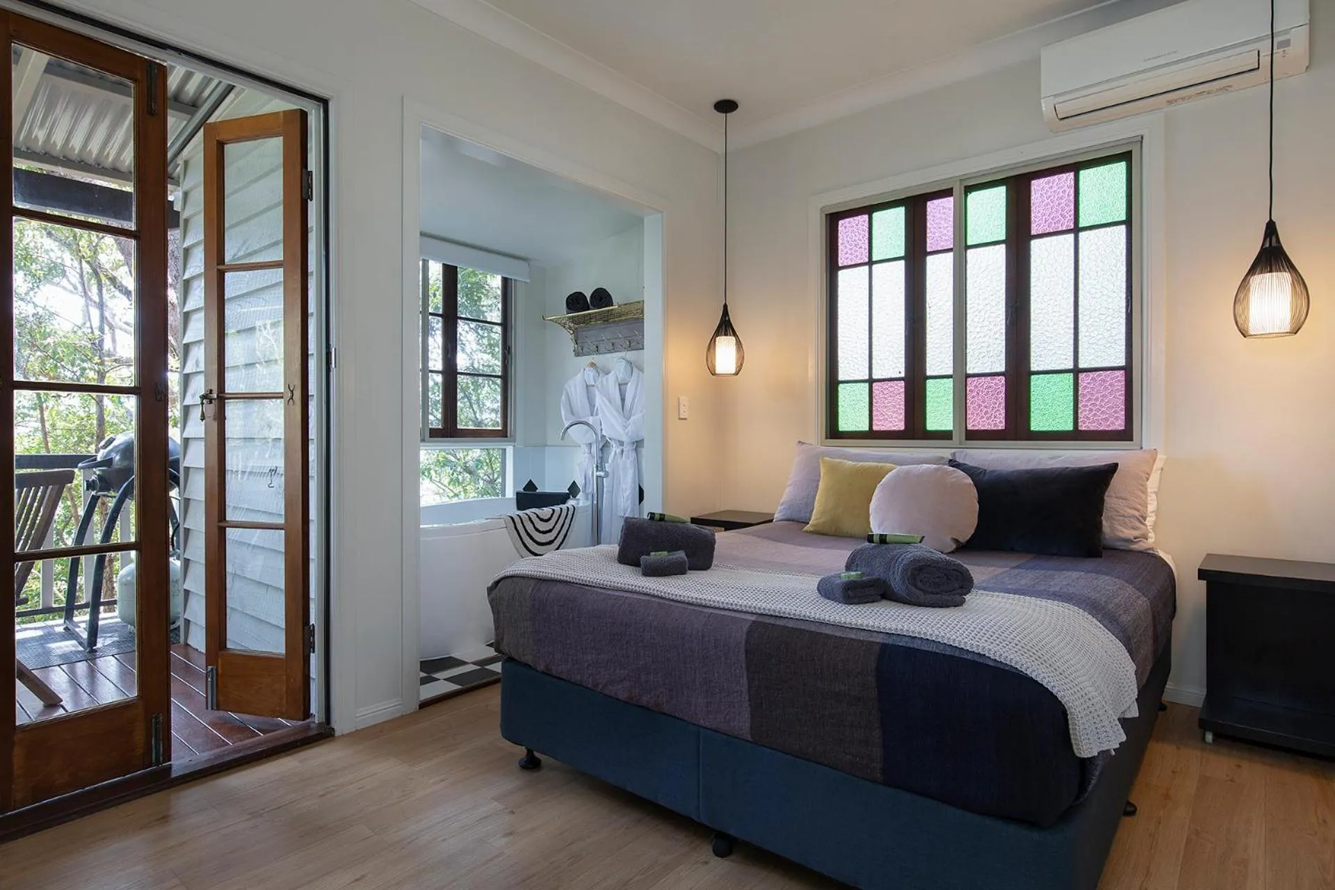 Hot Tub, Bed in Eumarella Shores Noosa Lake Retreat