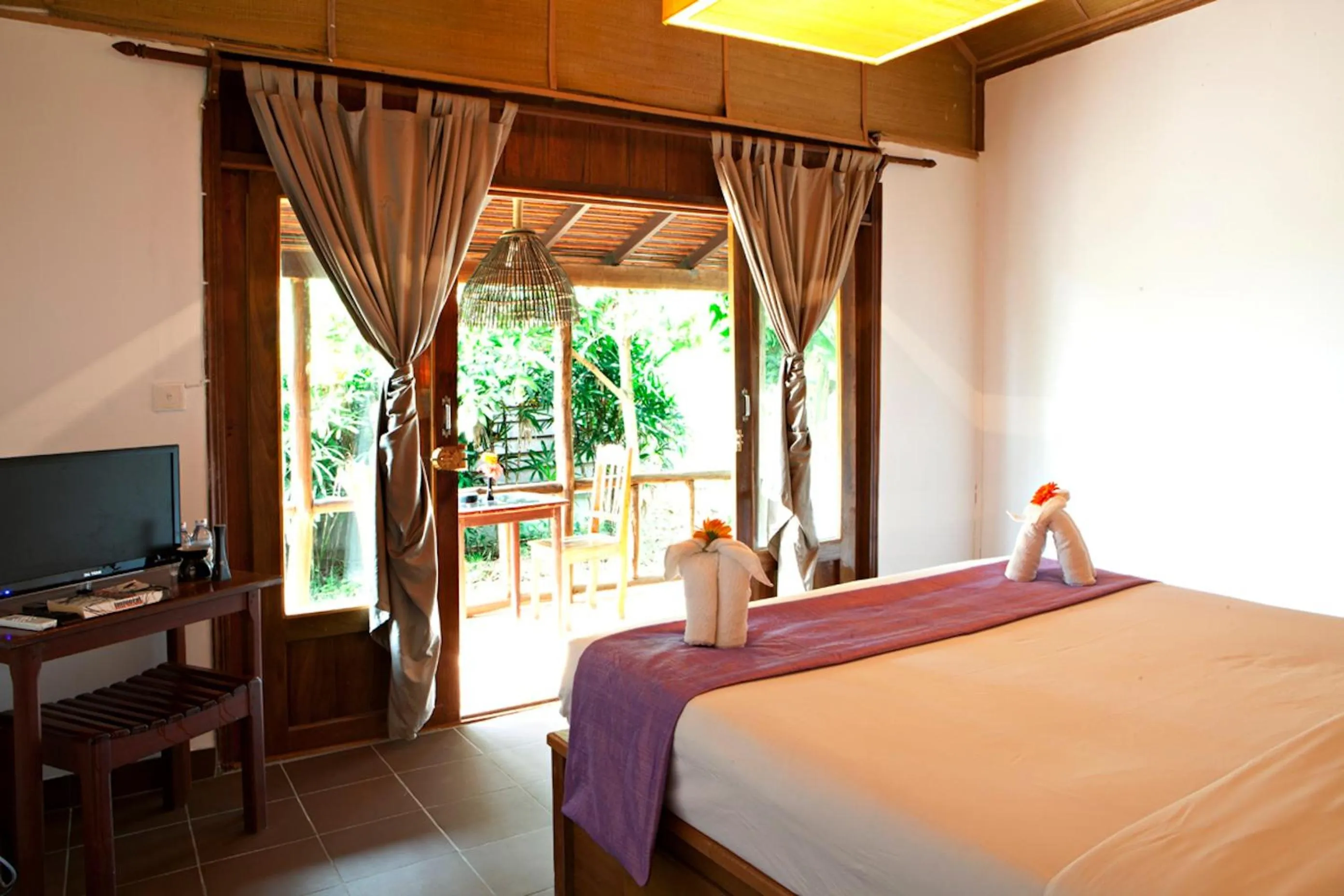 Bed in Raingsey Bungalow