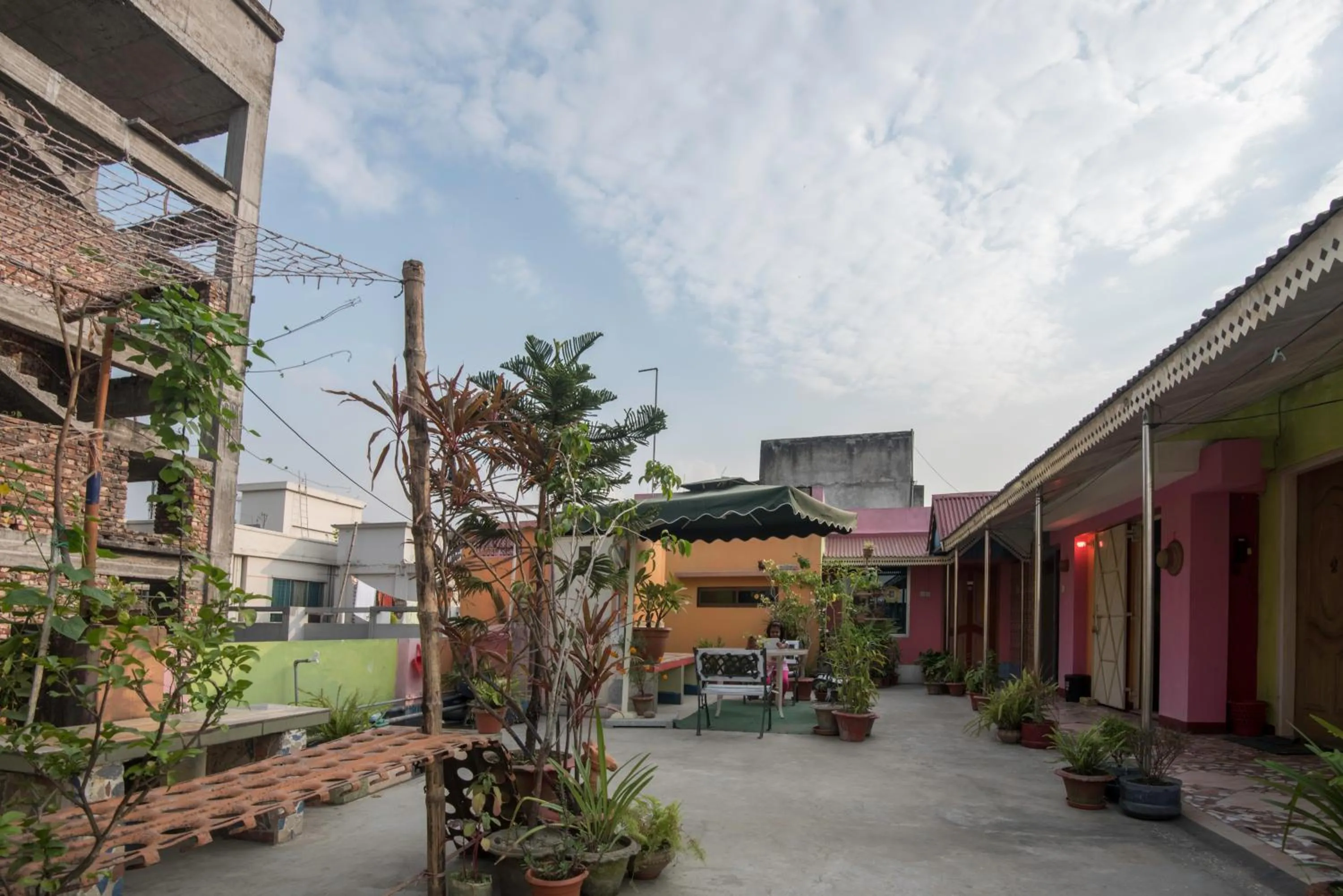 Restaurant/places to eat in Babylon Hotel & Serviced Apartment